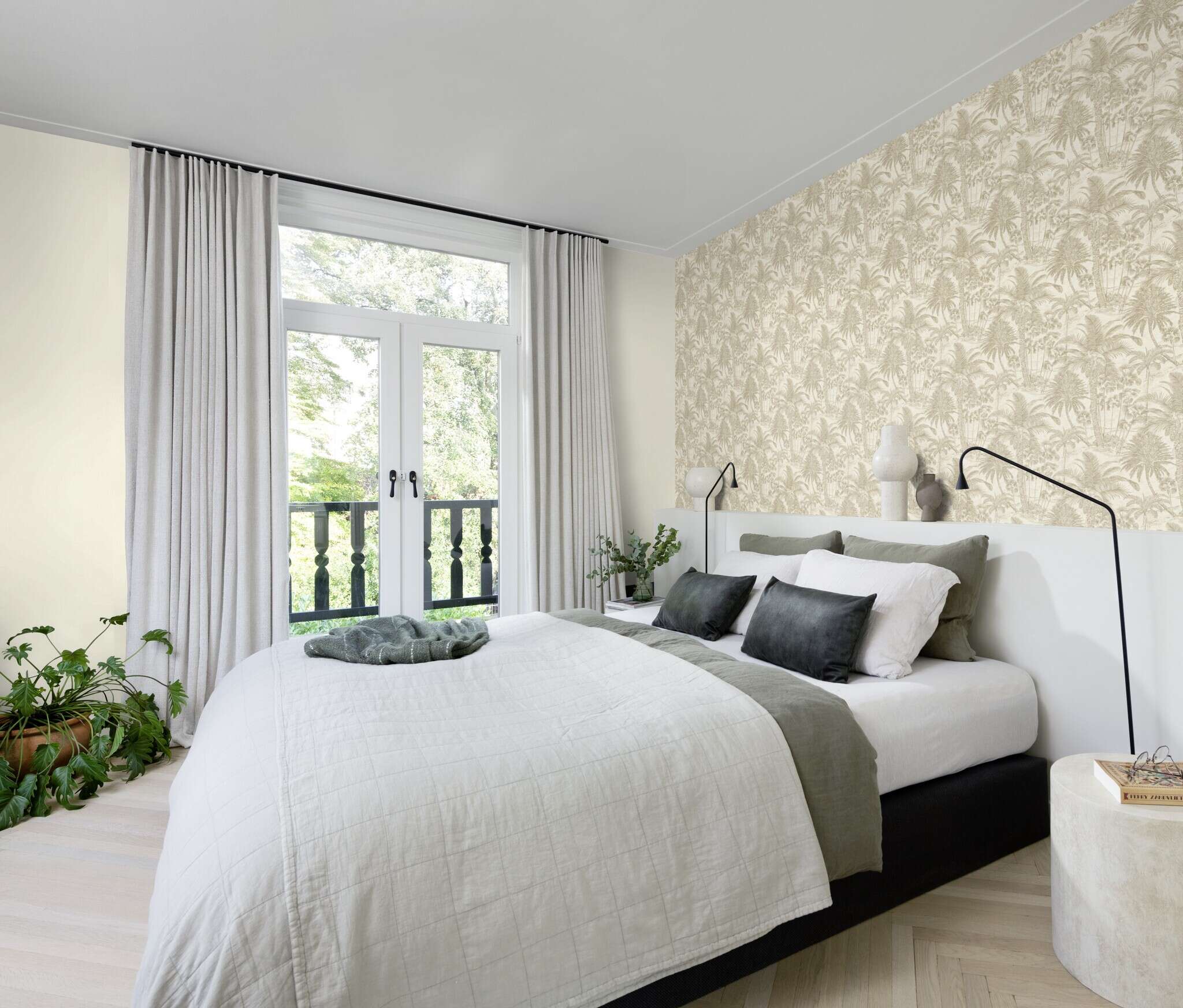 10-832549 Raumsituationen 2 Room with Tropical wallpaper with palm trees and jungle animals