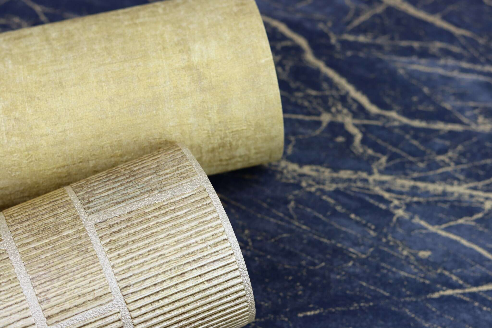 10-428964 Detailaufnahmen 4 Detailed image of Non-woven wallpaper in black marble look with irregular gold-coloured veining.