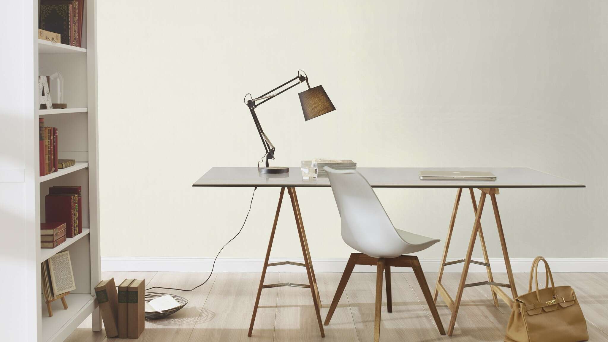 10-464030 Raumsituationen 4 Room with Light non-woven wallpaper with a fine surface texture in off-white – subtle, friendly and versatile.