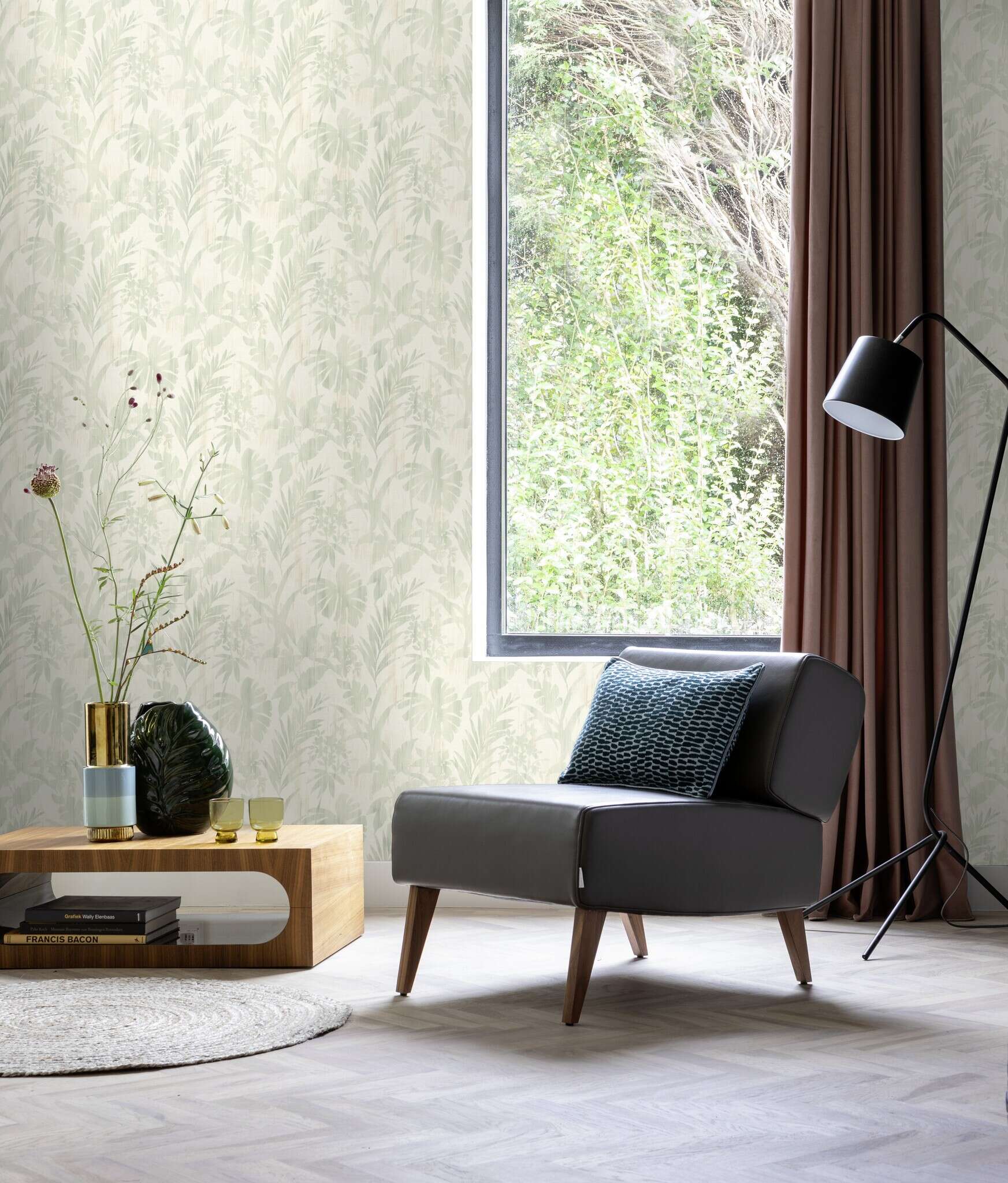 10-410587 Raumsituationen 1 Room with Non-woven wallpaper with tropical leaf pattern in mint green on a light background.