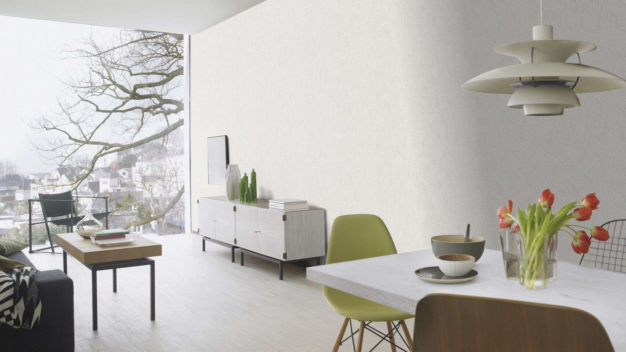 10-470703 Raumsituationen 1 Raum mit Vliestapete mit natürlicher Papierstruktur in sanftem Beige