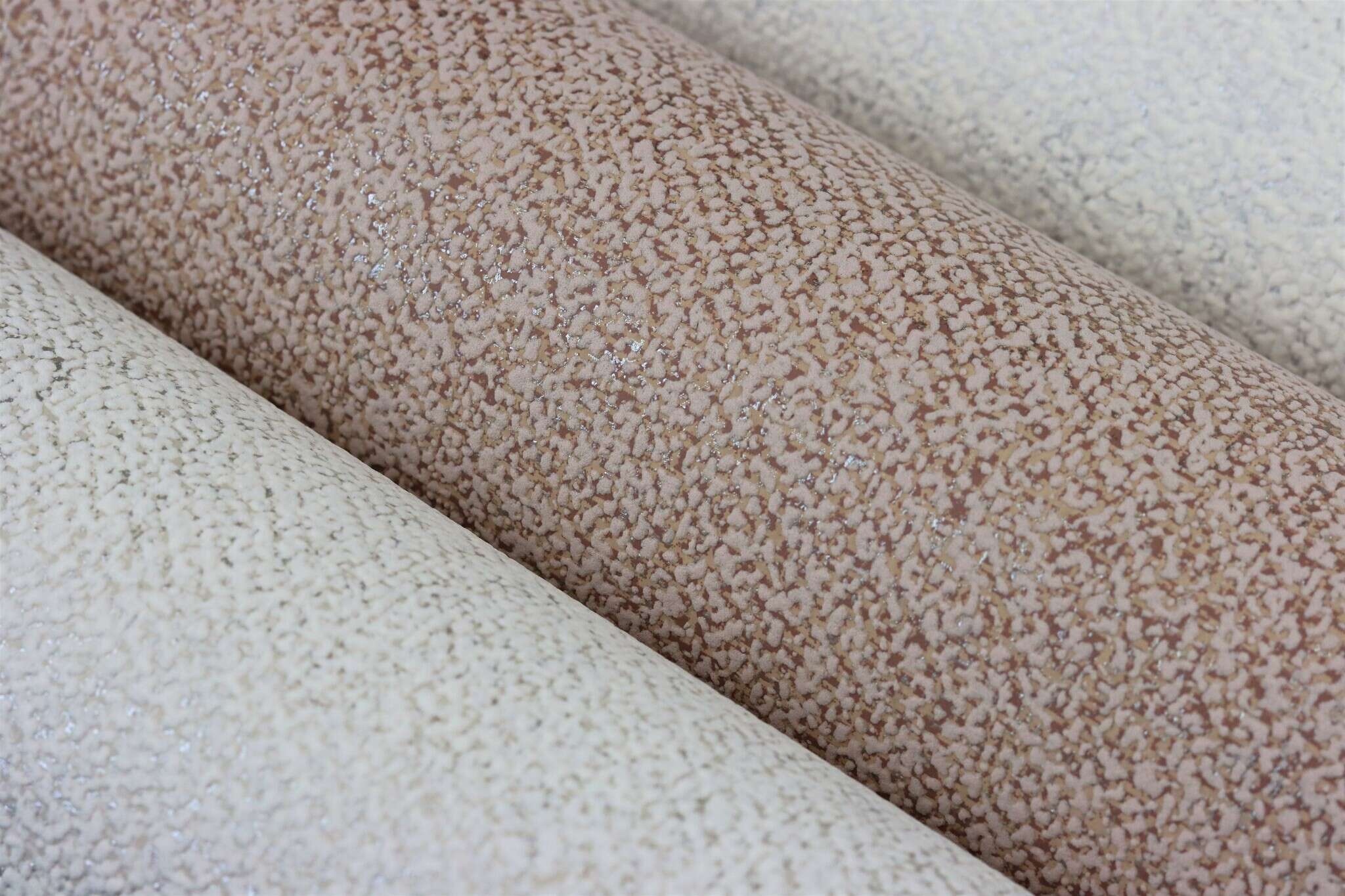 10-507041 Detailaufnahmen 6 Detailed image of Plain wallpaper with natural texture and gloss effect
