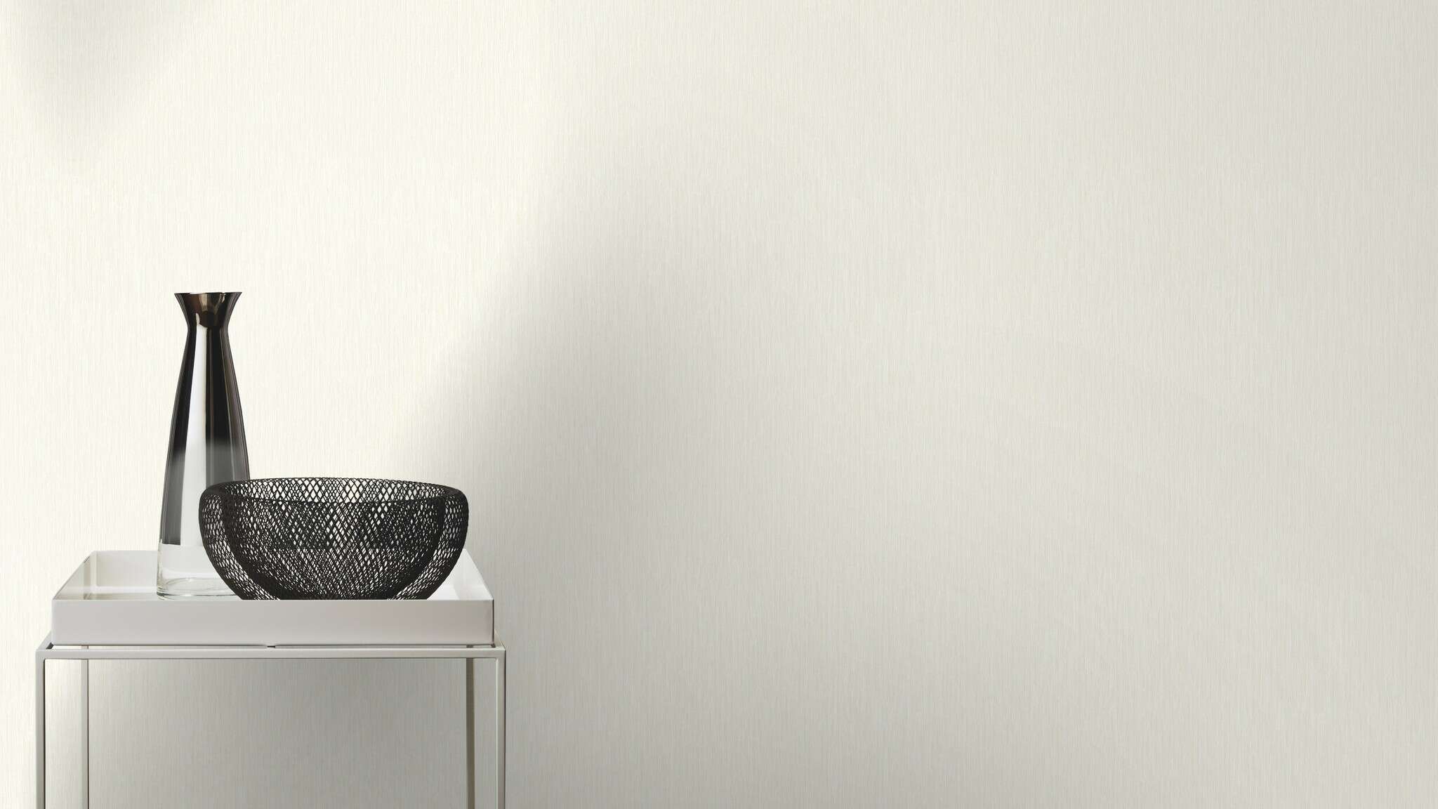 10-532807 Raumsituationen 3 Room with Single-colour wallpaper with a line texture and shimmer effect