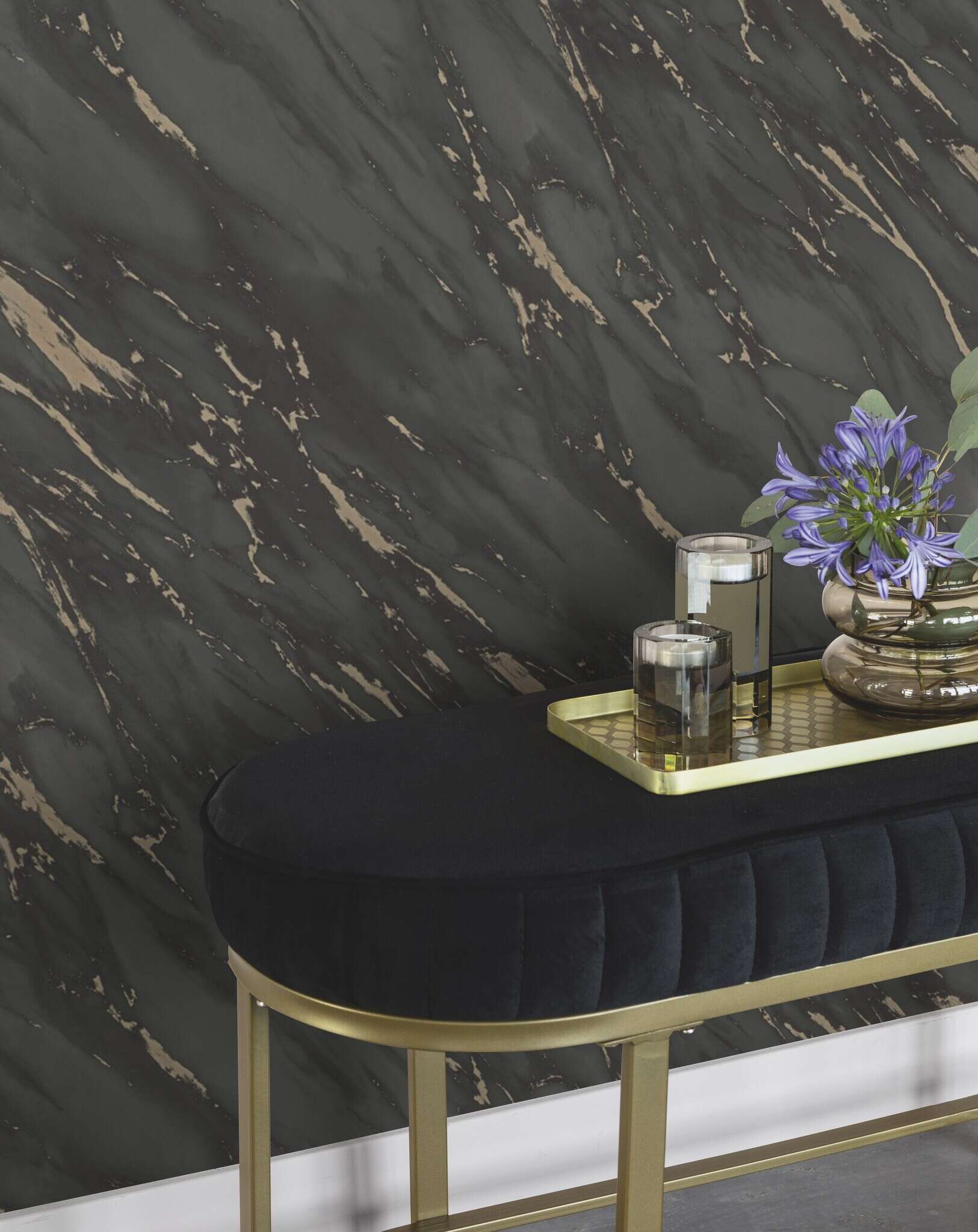 10-200157 Raumsituationen 4 Room with Luxurious wallpaper in anthracite and black with striking golden marble elements