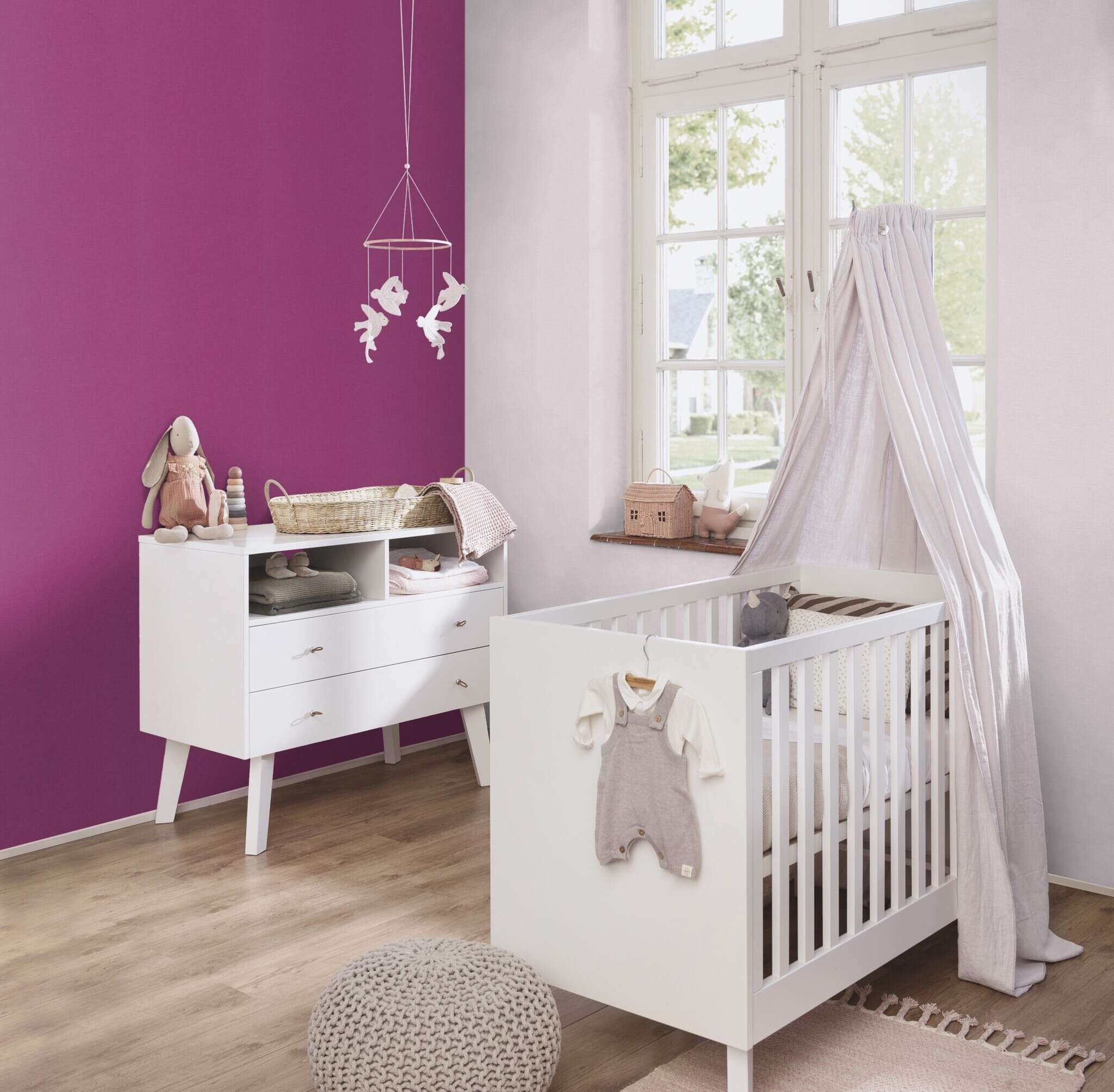 10-448542 Raumsituationen 2 Raum mit Ausdrucksstarke Vliestapete in sattem Beeren-Pink mit textilähnlicher Struktur