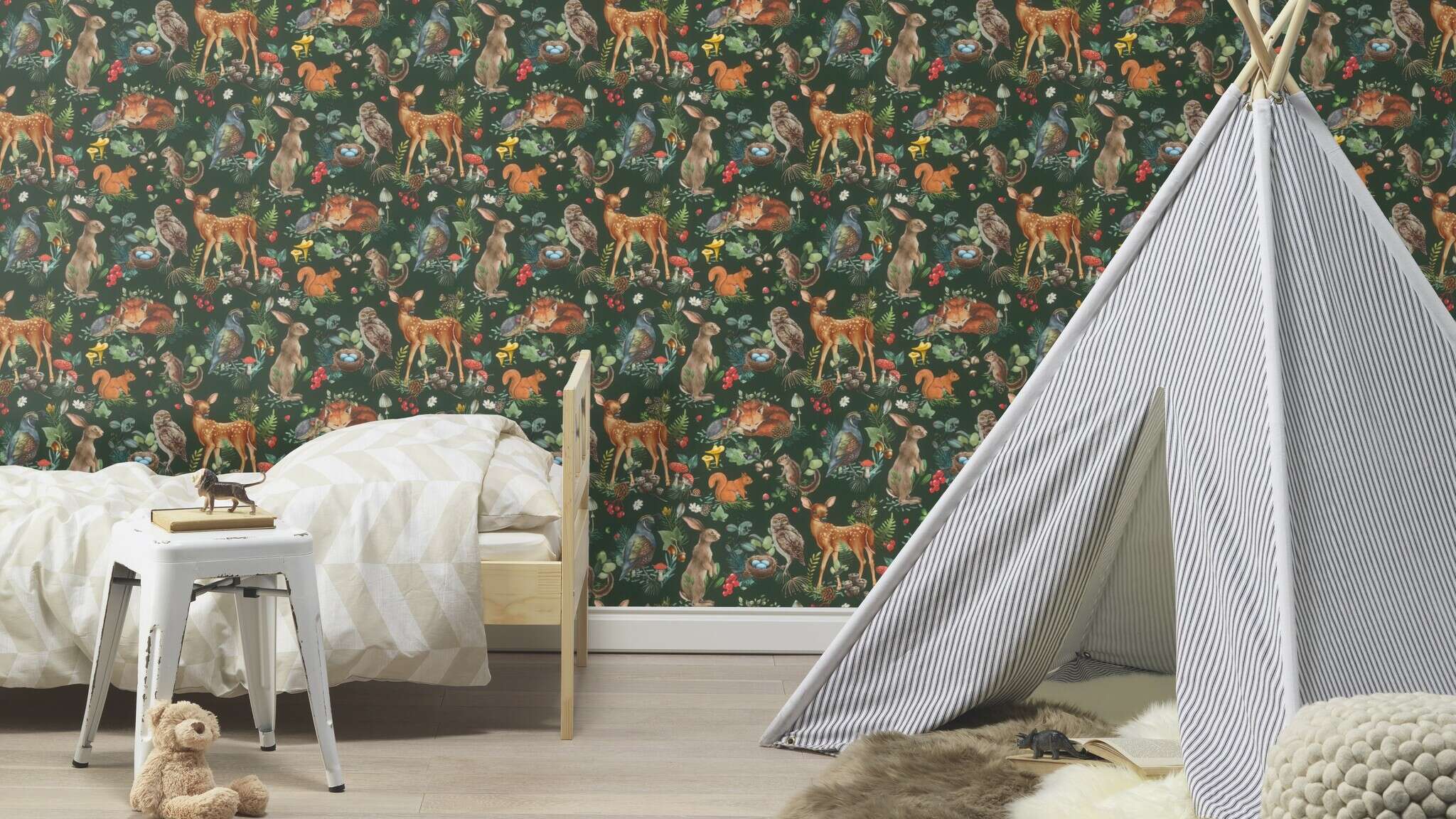 10-300338 Raumsituationen 1 Room with Dark wallpaper with detailed forest creatures in bold colours – ideal for accent walls in children's rooms
