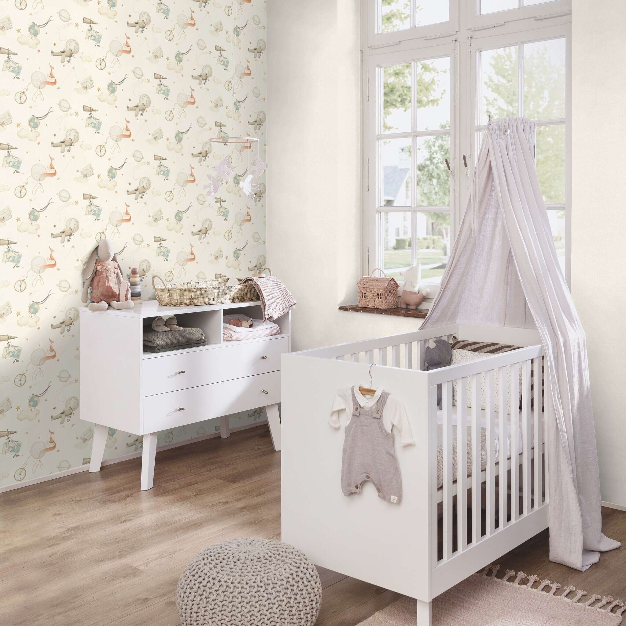 Raum mit Schlichte cremefarbene Tapete für dezente Eleganz