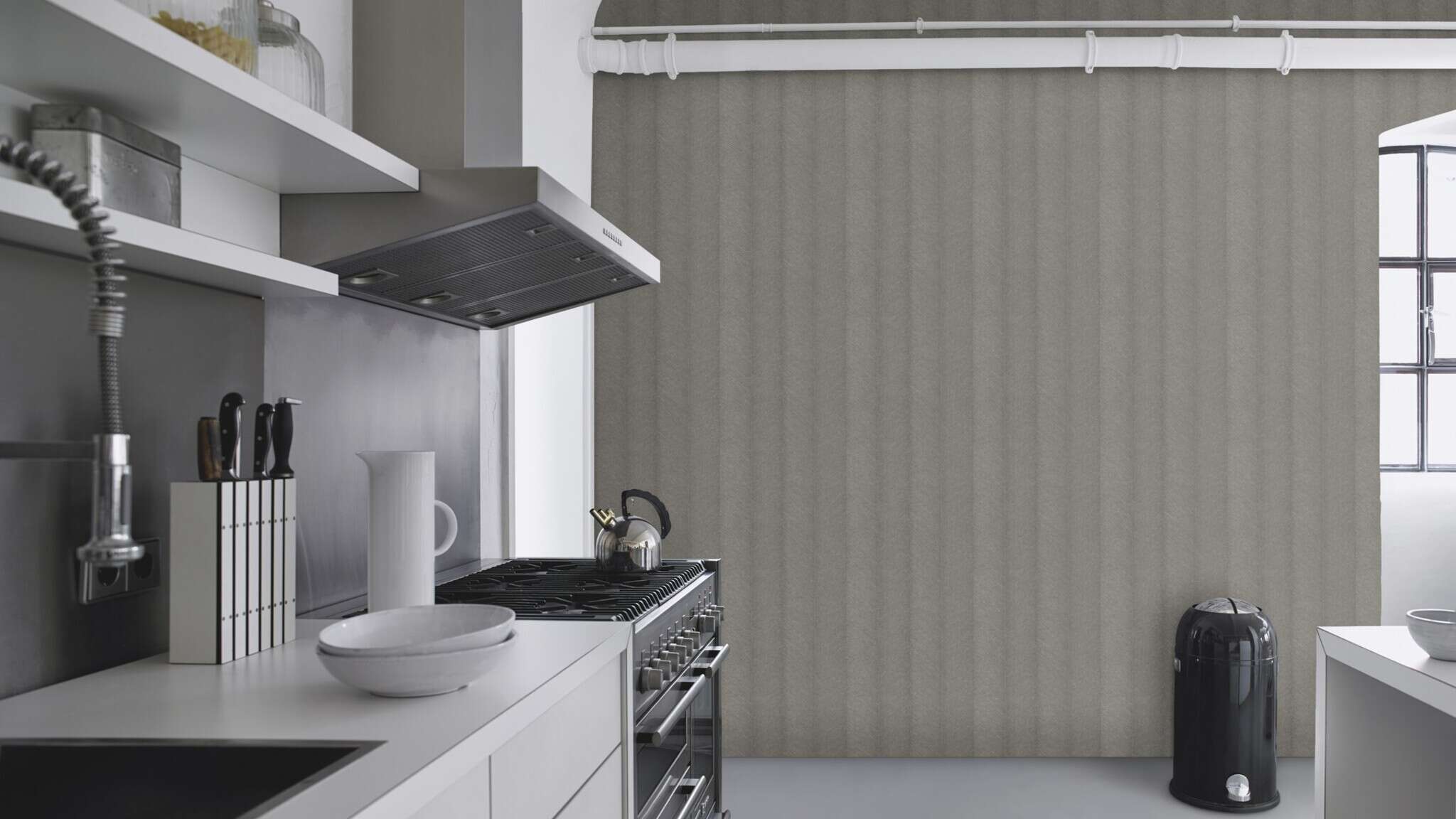 10-720372 Raumsituationen 1 Room with Wallpaper with chevron pattern and grooved texture