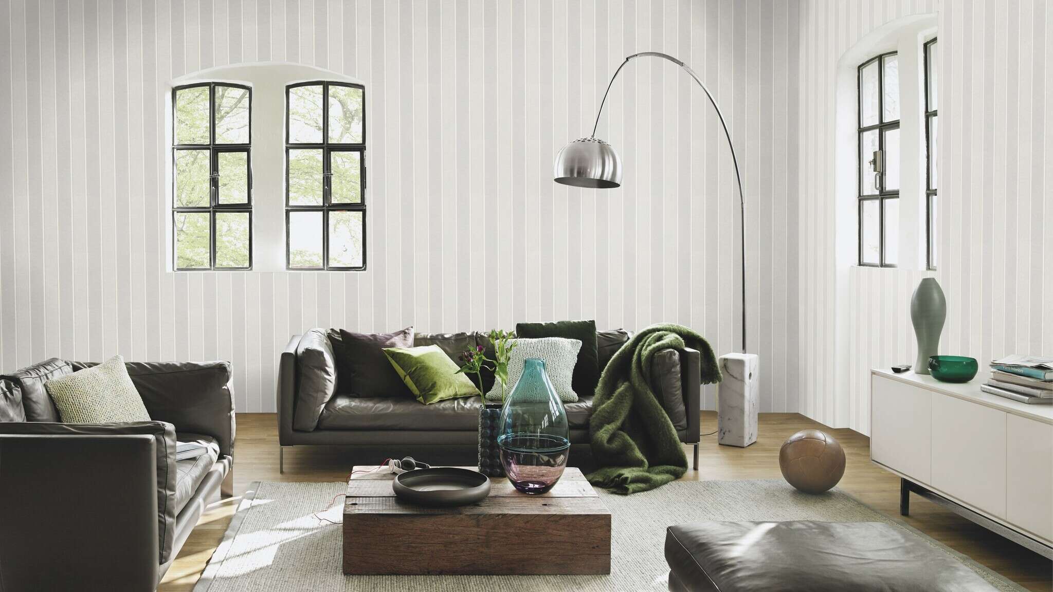 10-463972 Raumsituationen 2 Room with Timeless striped wallpaper with tone-on-tone stripes in grey