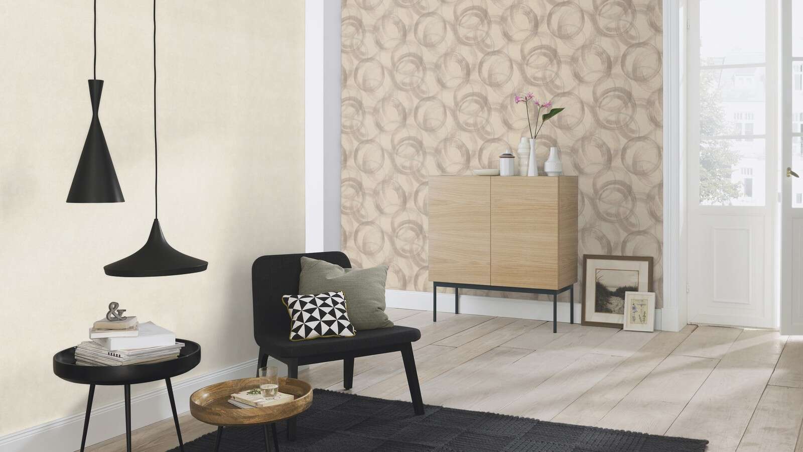 10-467116 Raumsituationen 1 Room with Light non-woven wallpaper with a creamy background and slightly cloudy texture – calm, soft and universally applicable.