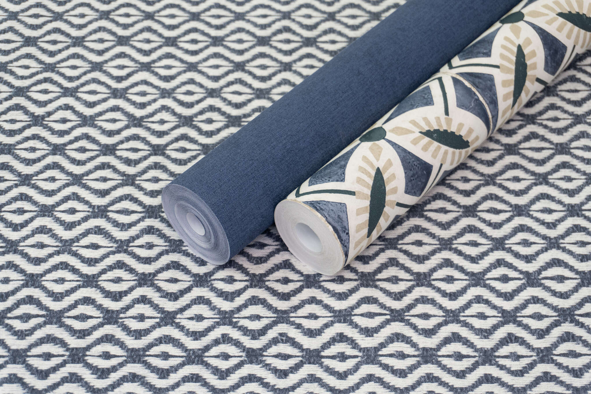 10-408232 Detailaufnahmen 2 Detailed image of Dark blue wallpaper with an even, fabric-like texture