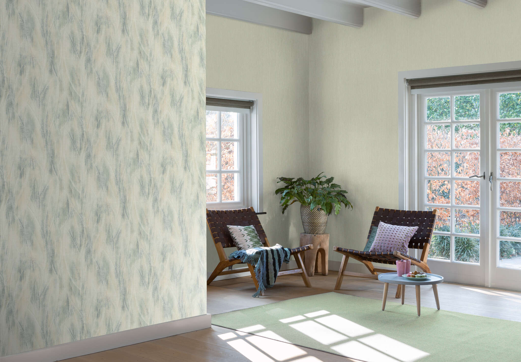 10-486230 Raumbilder 1 Une chambre avec Papier peint avec des feuilles ombragées et une texture textile