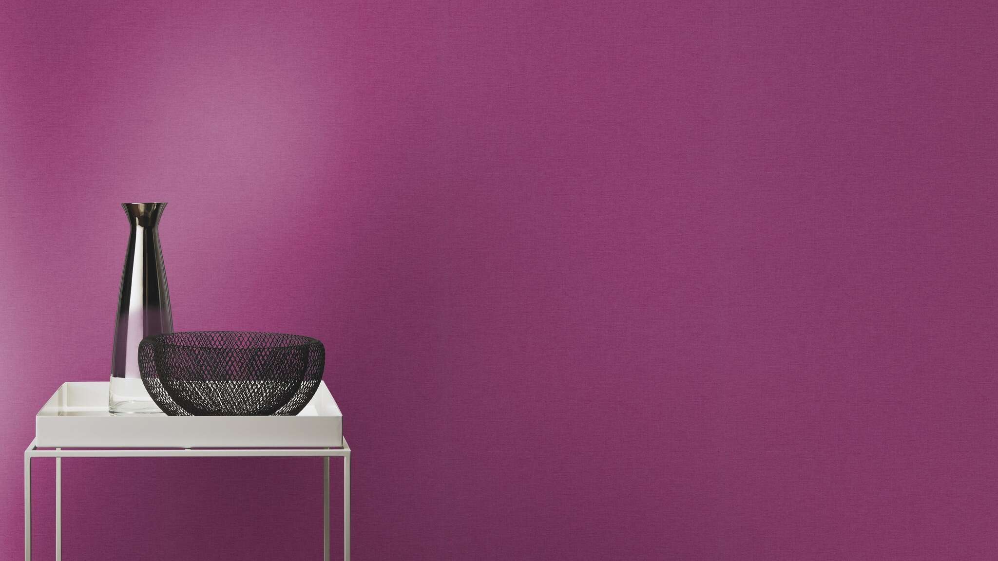 10-448542 Raumsituationen 5 Raum mit Ausdrucksstarke Vliestapete in sattem Beeren-Pink mit textilähnlicher Struktur
