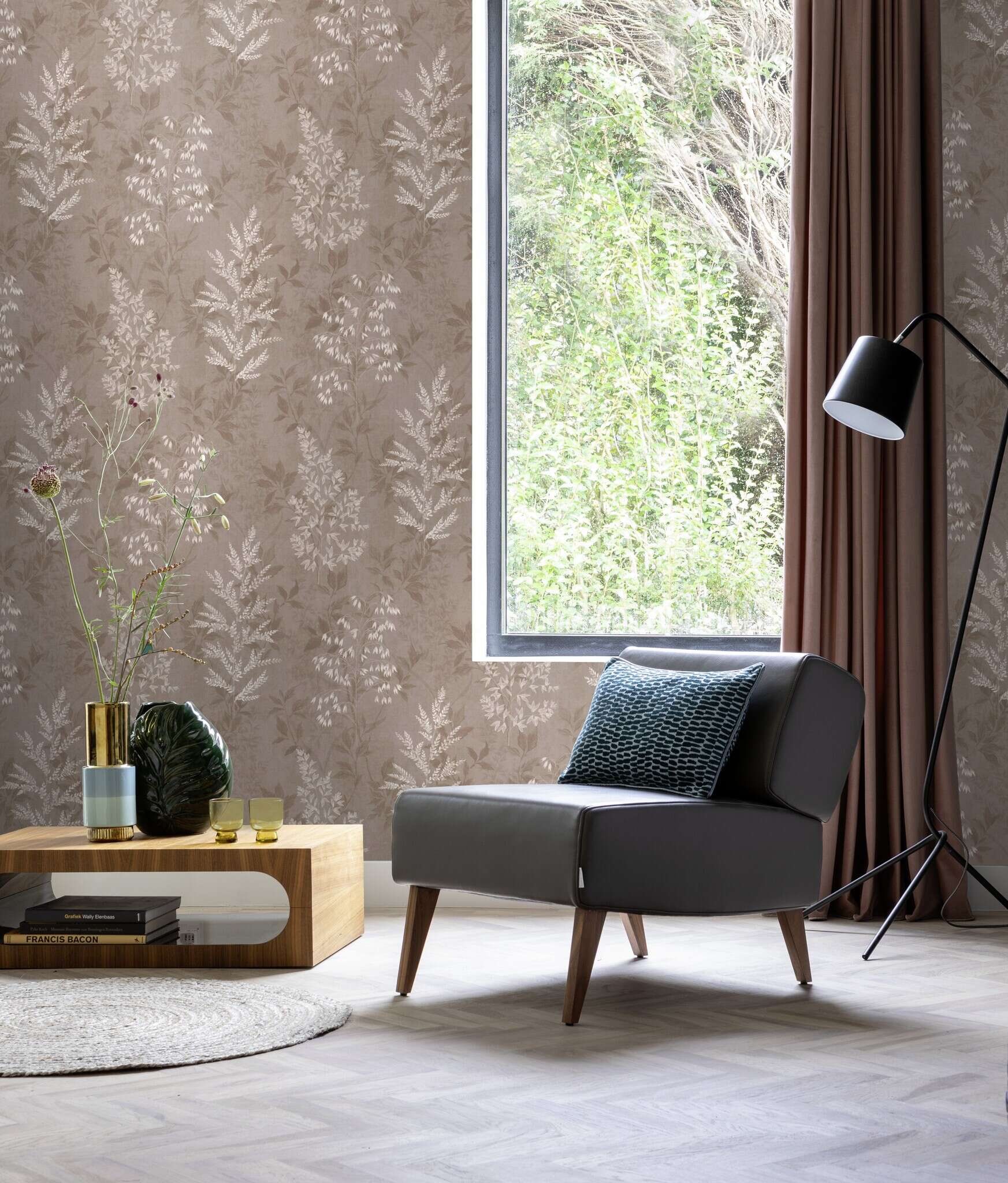 10-285017 Raumsituationen 5 Room with Classic wallpaper with shiny flowers and leaves on a medium brown background