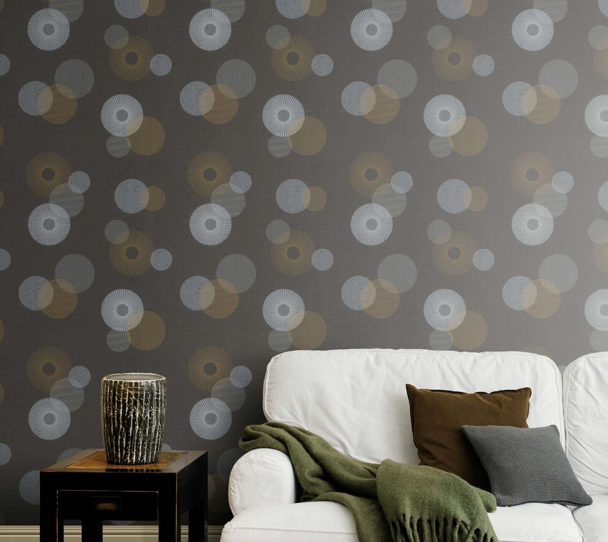 10-311501 Raumsituationen 4 Room with Dark wallpaper with a graphic pattern of circles in various sizes in grey, gold and copper