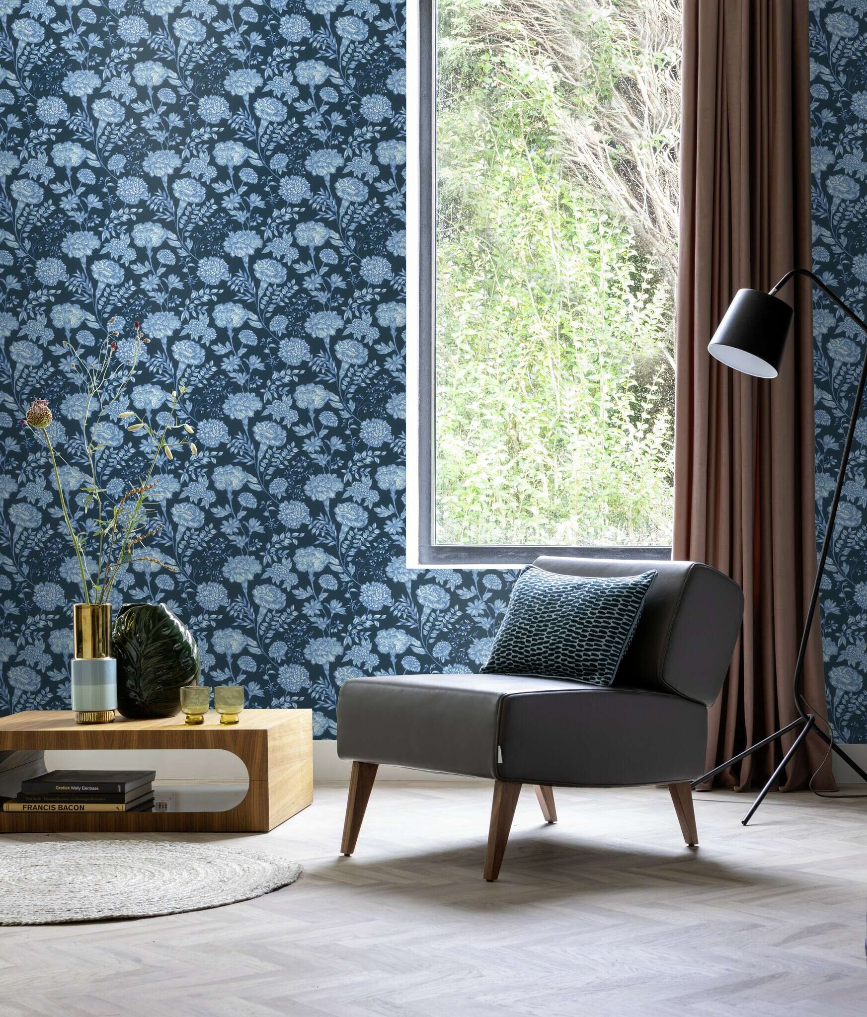 10-865004 Raumsituationen 2 Room with Botanical wallpaper with sketched flowers and plants