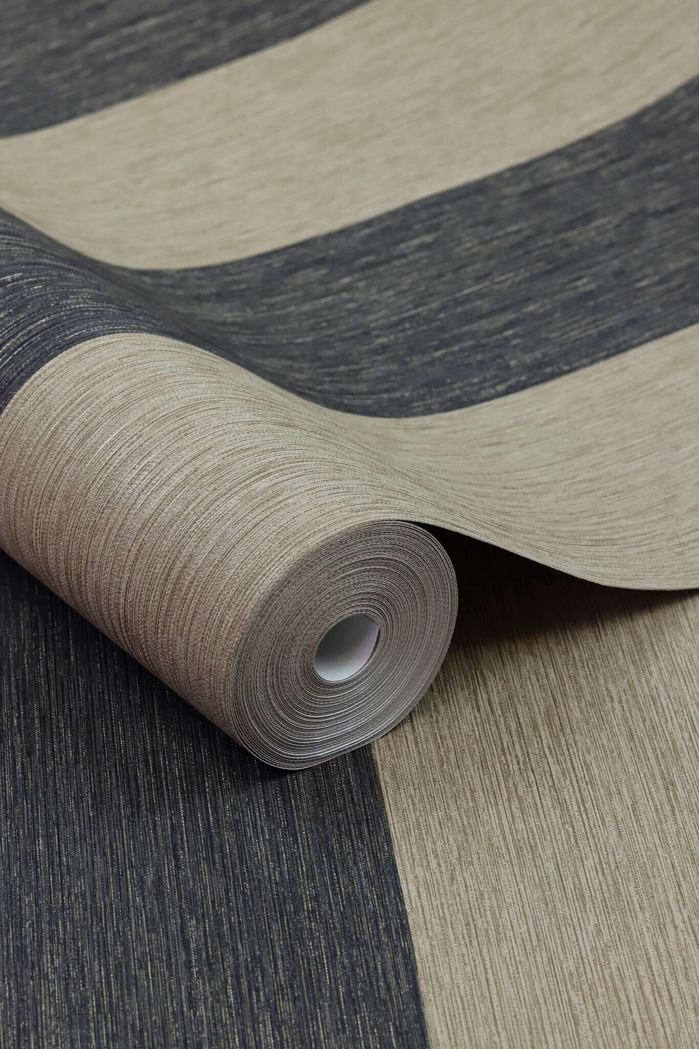 10-844030 Detailaufnahmen 18 Detailed image of Wallpaper with block stripes and grooved texture