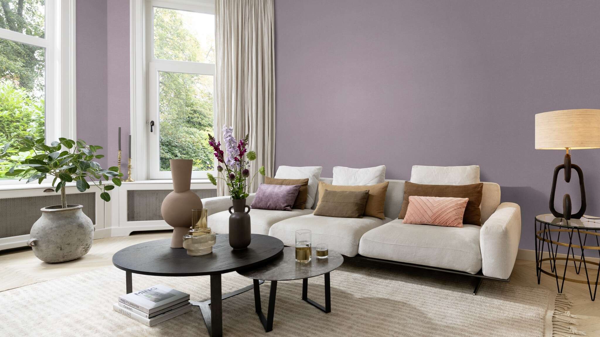 10-448535 Raumsituationen 5 Room with Elegant non-woven wallpaper in mauve with a fine, textile surface