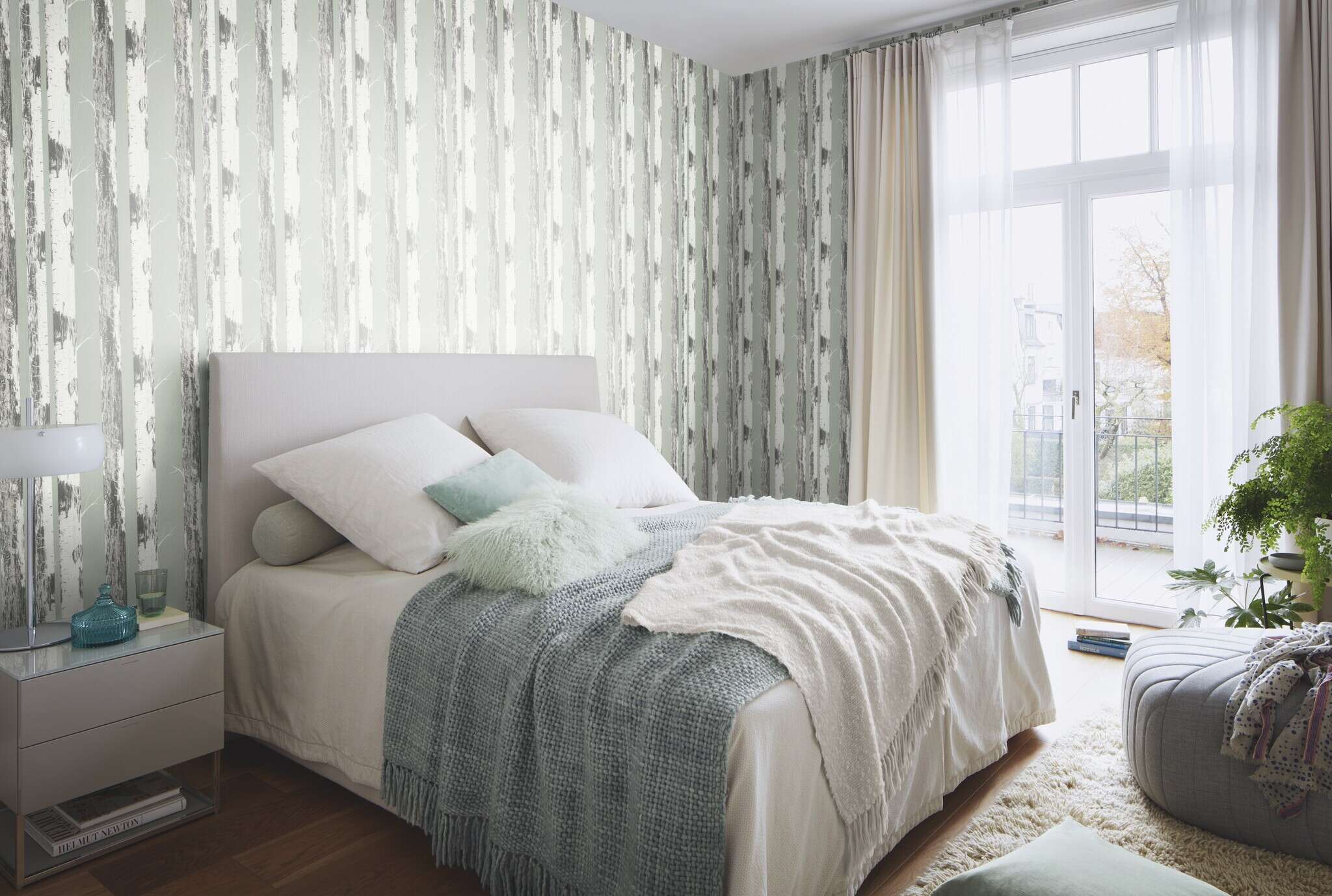 10-285413 Raumsituationen 4 Room with Wallpaper with vertical birch trunks in white and grey on a sage green background for a natural interior design