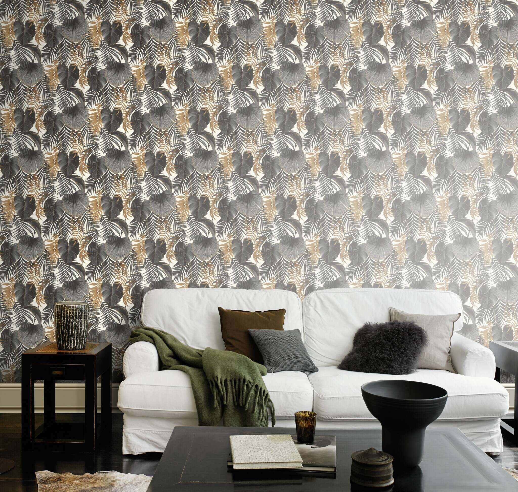 10-462050 Raumsituationen 1 Une chambre avec Motif jungle élégant avec des feuilles dorées et anthracite sur fond clair