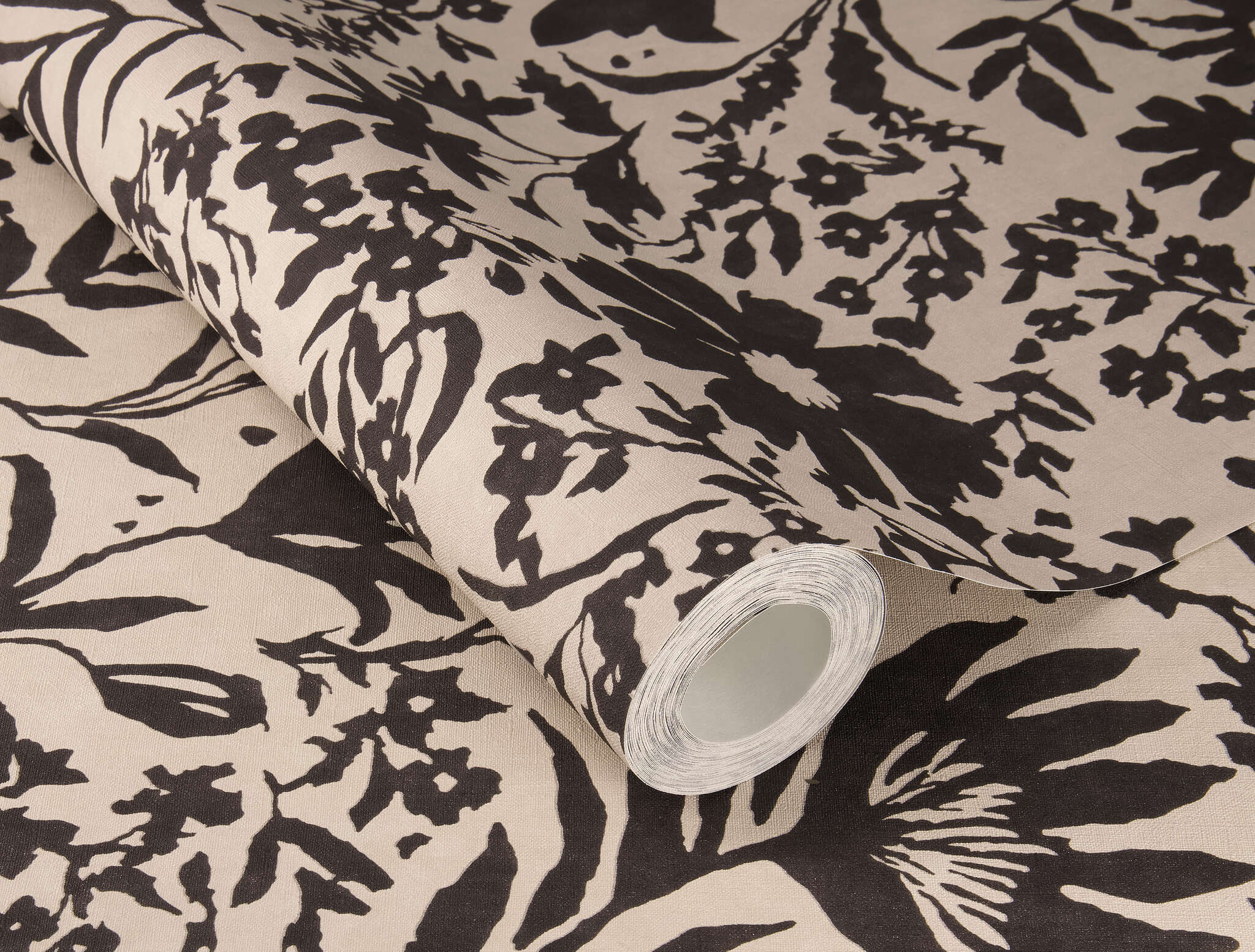 10-330434 Detailaufnahmen 1 Detailed image of Floral non-woven wallpaper with black print on a beige background – graphic, contrasting and modern.