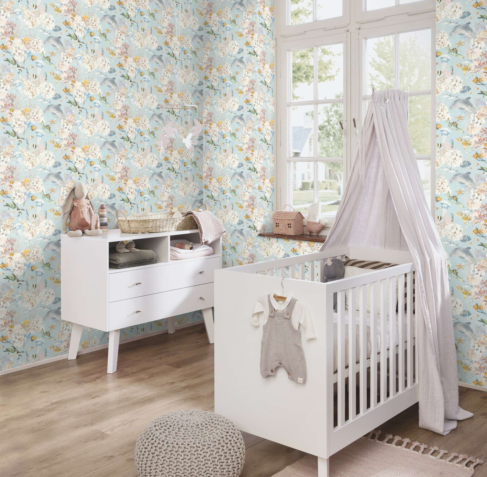 10-301328 Raumsituationen 3 Raum mit Unterwasser-Tapete mit Ozeanmotiven und bunten Tieren auf zartblauem Fond – ideal für Kinderzimmer