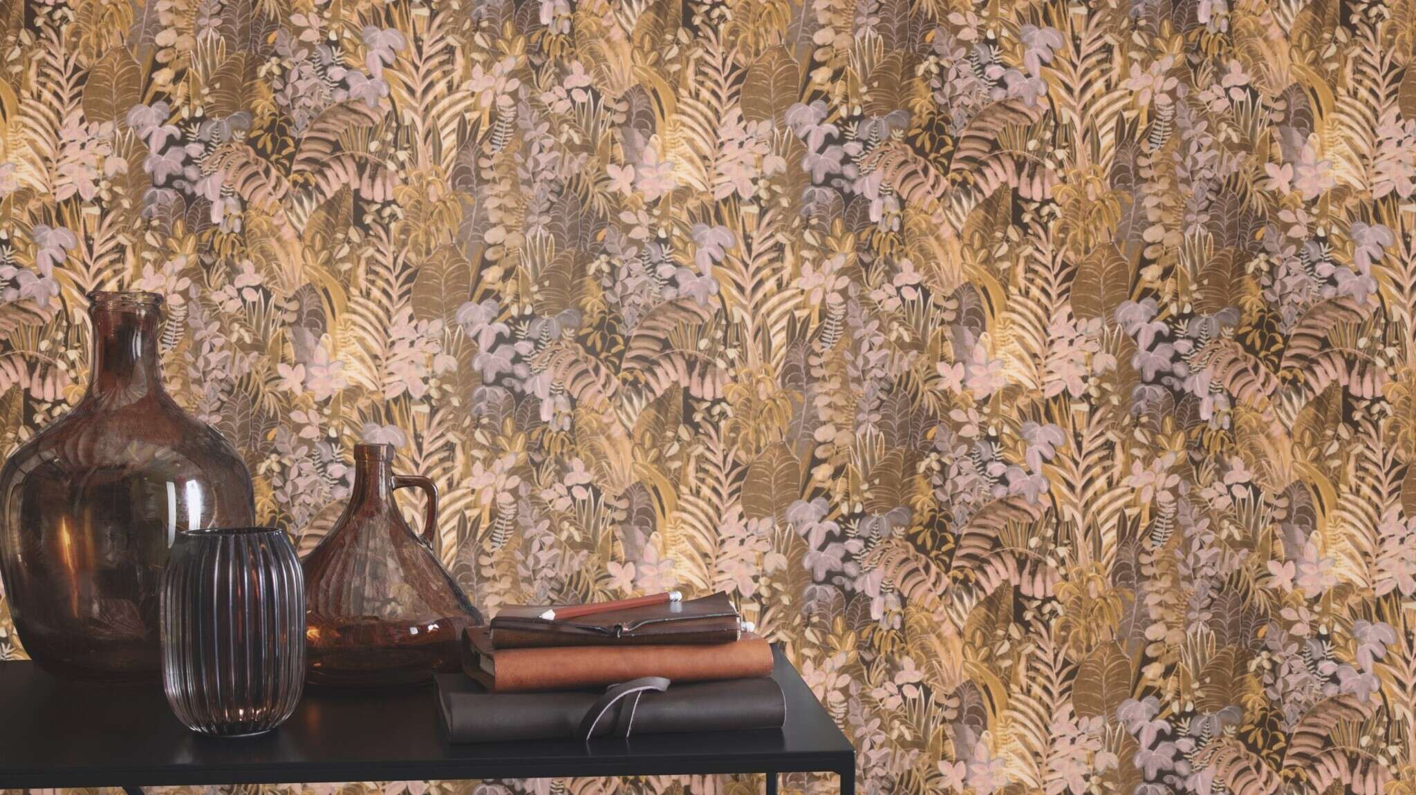 10-600650 Raumsituationen 1 Room with Tropical wallpaper with hand-painted leaves