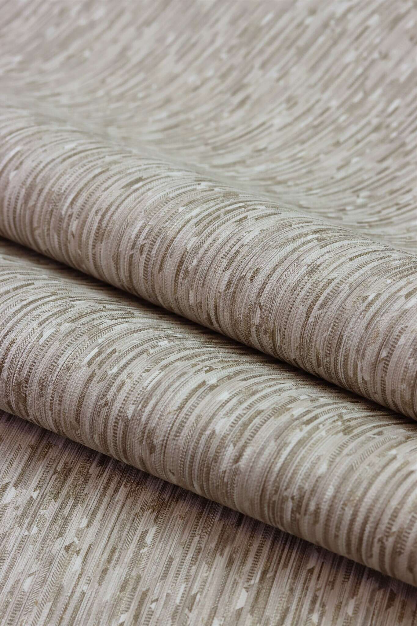 10-844238 Detailaufnahmen 22 Detailed image of Wallpaper with graphic triangles and fine vertical texture