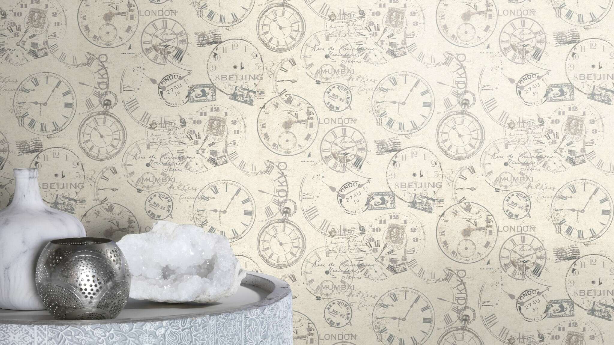10-649208 Raumsituationen 2 Room with Wallpaper with clocks, postcards and stamps