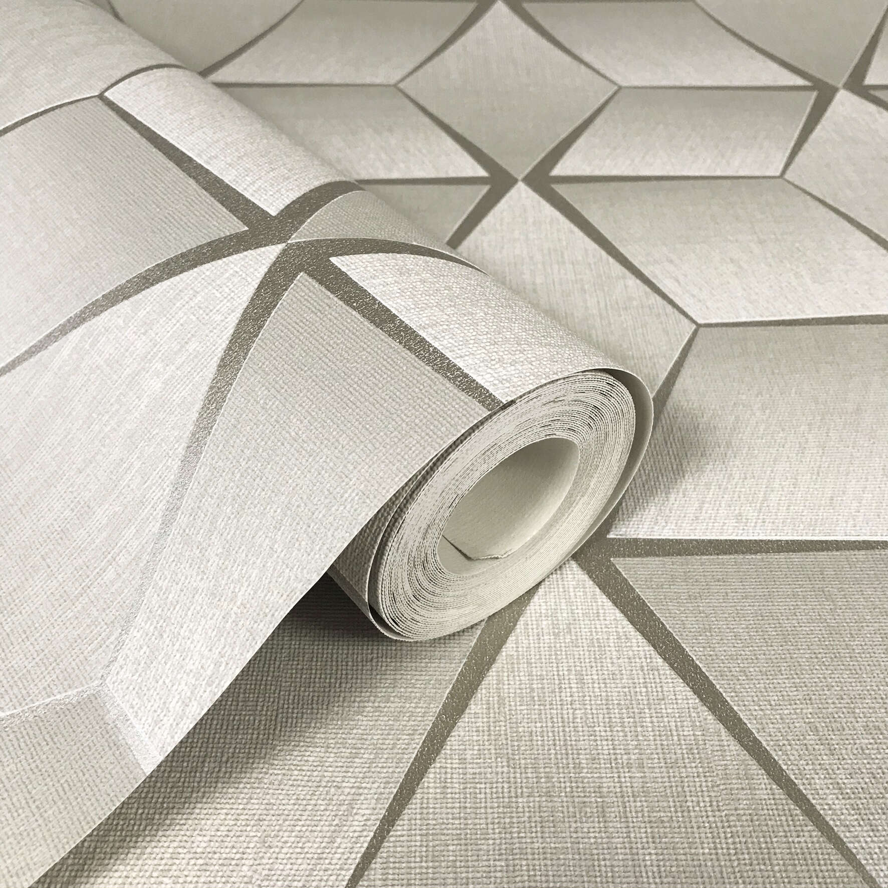 10-310603 Detailaufnahmen 1 Image détaillée de Papier peint géométrique avec un motif diamant en relief dans des tons beiges chauds et légèrement brillants