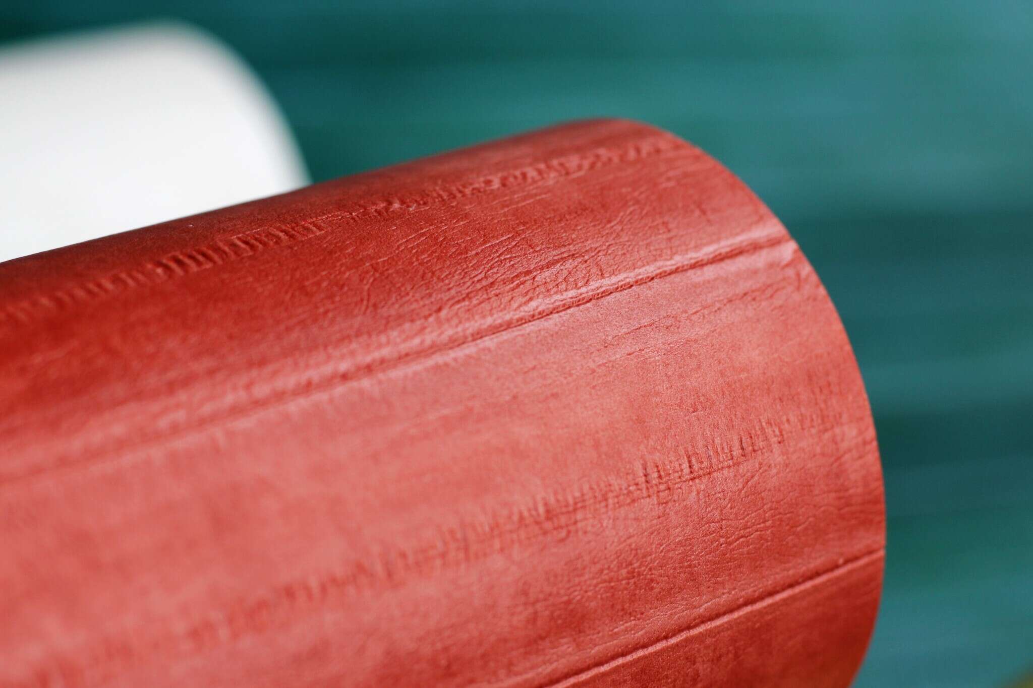 10-418507 Detailaufnahmen 1 Leather look non-woven wallpaper in red 418507