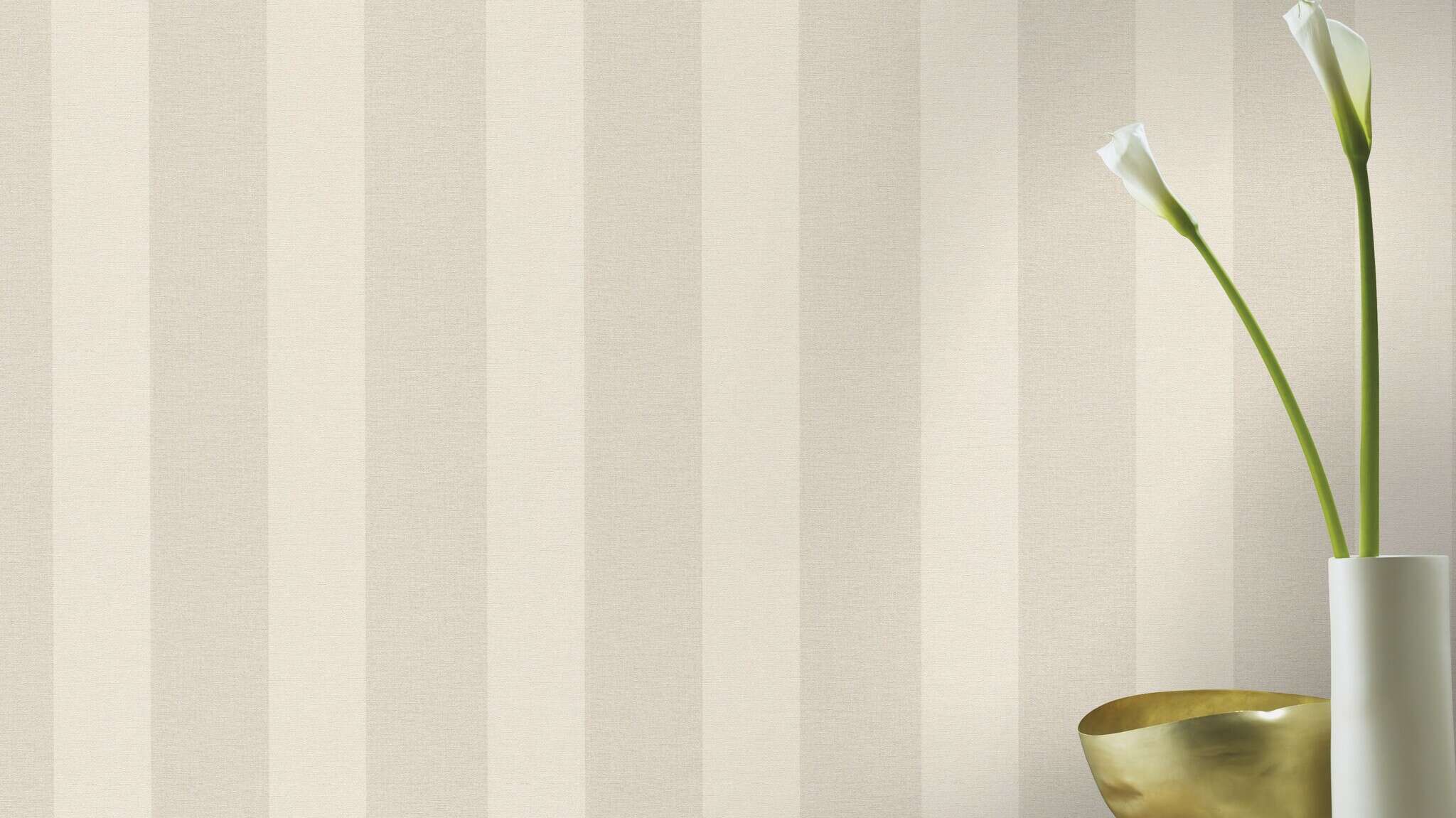 10-448771 Raumsituationen 5 Room with Classically elegant wallpaper with wide block stripes in beige and cream – perfect for stylish accents.