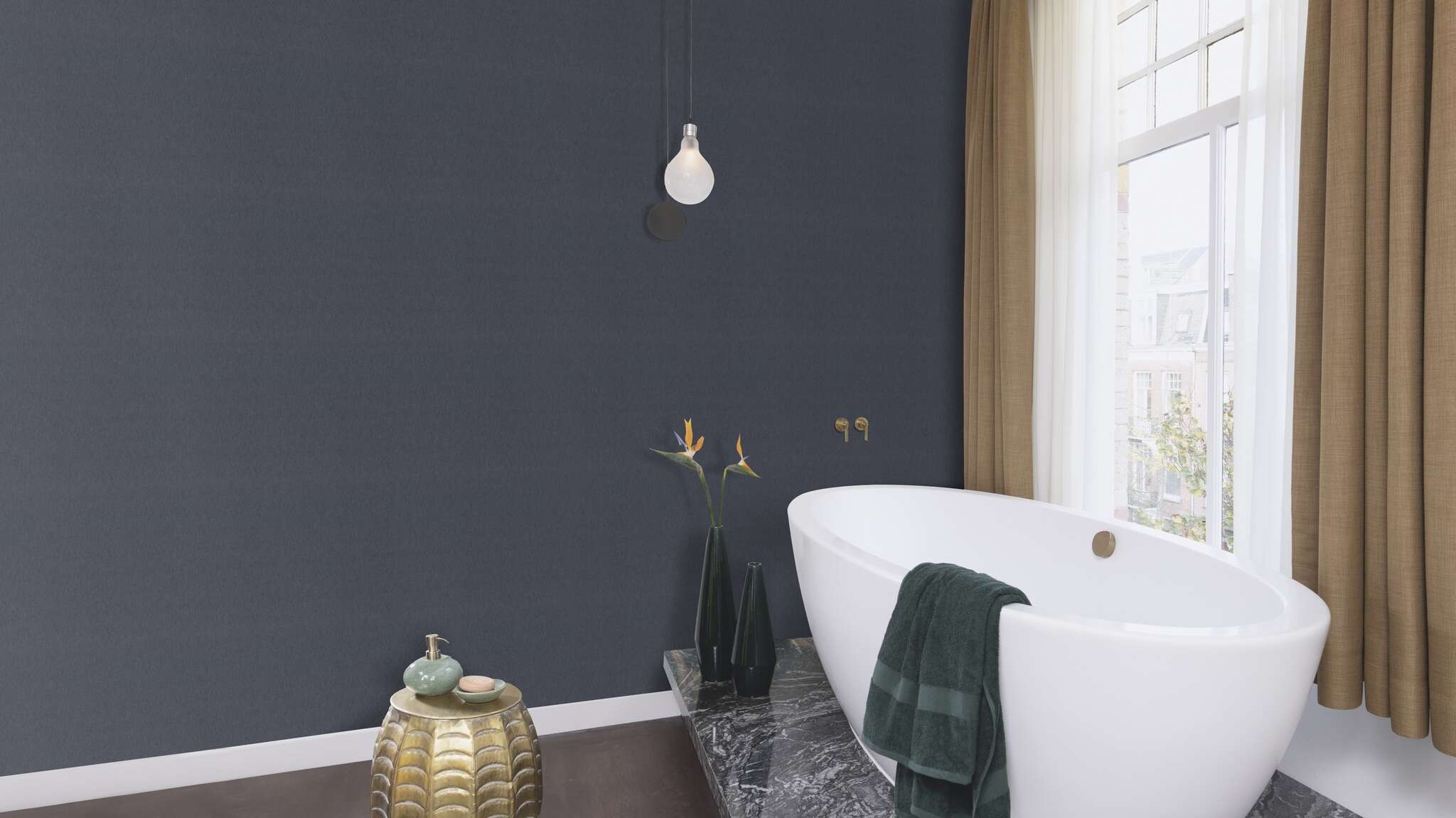 Raum mit Einfarbige Tapete mit Fadenstruktur