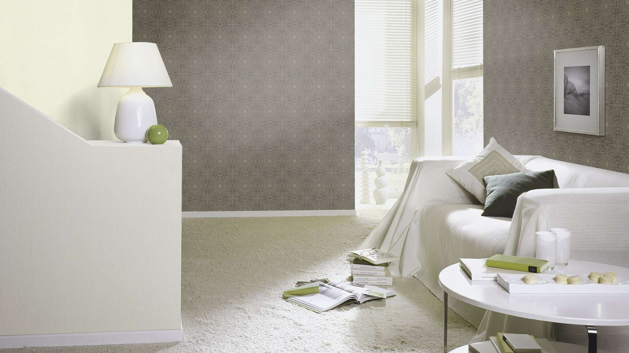 10-441666 Raumsituationen 4 Une chambre avec Papier peint intissé uni dans une teinte crème clair avec une surface finement rainurée.