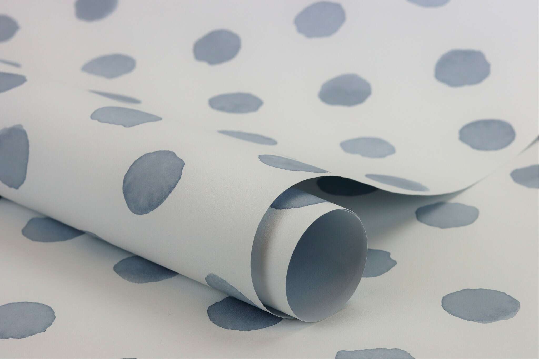 10-252033 Detailaufnahmen 1 Detailed image of Playful wallpaper with hand-painted blue dots on a light background