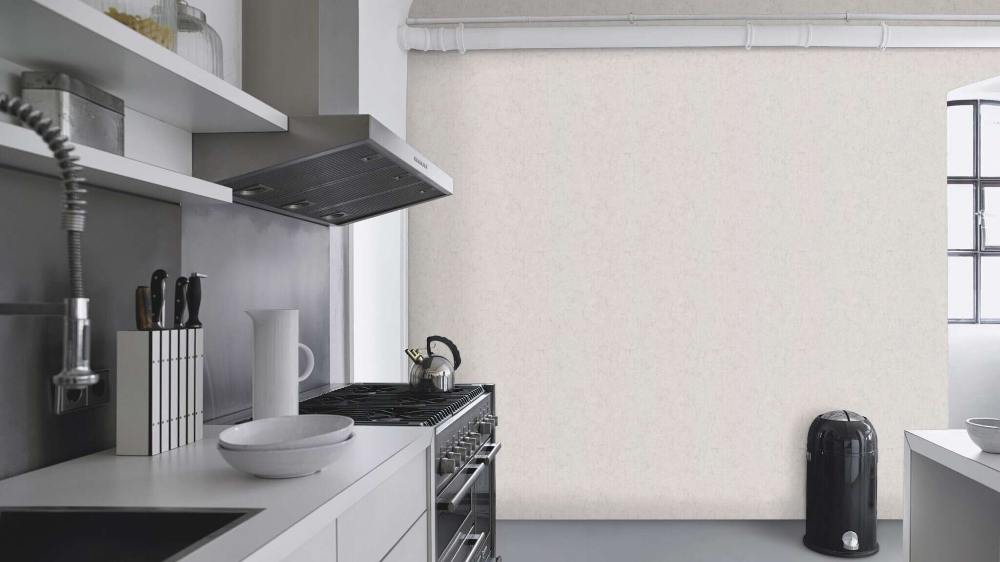 10-285666 Raumsituationen 3 Une chambre avec Papier peint à la surface légèrement marbrée dans un gris clair neutre pour des pièces modernes et simples