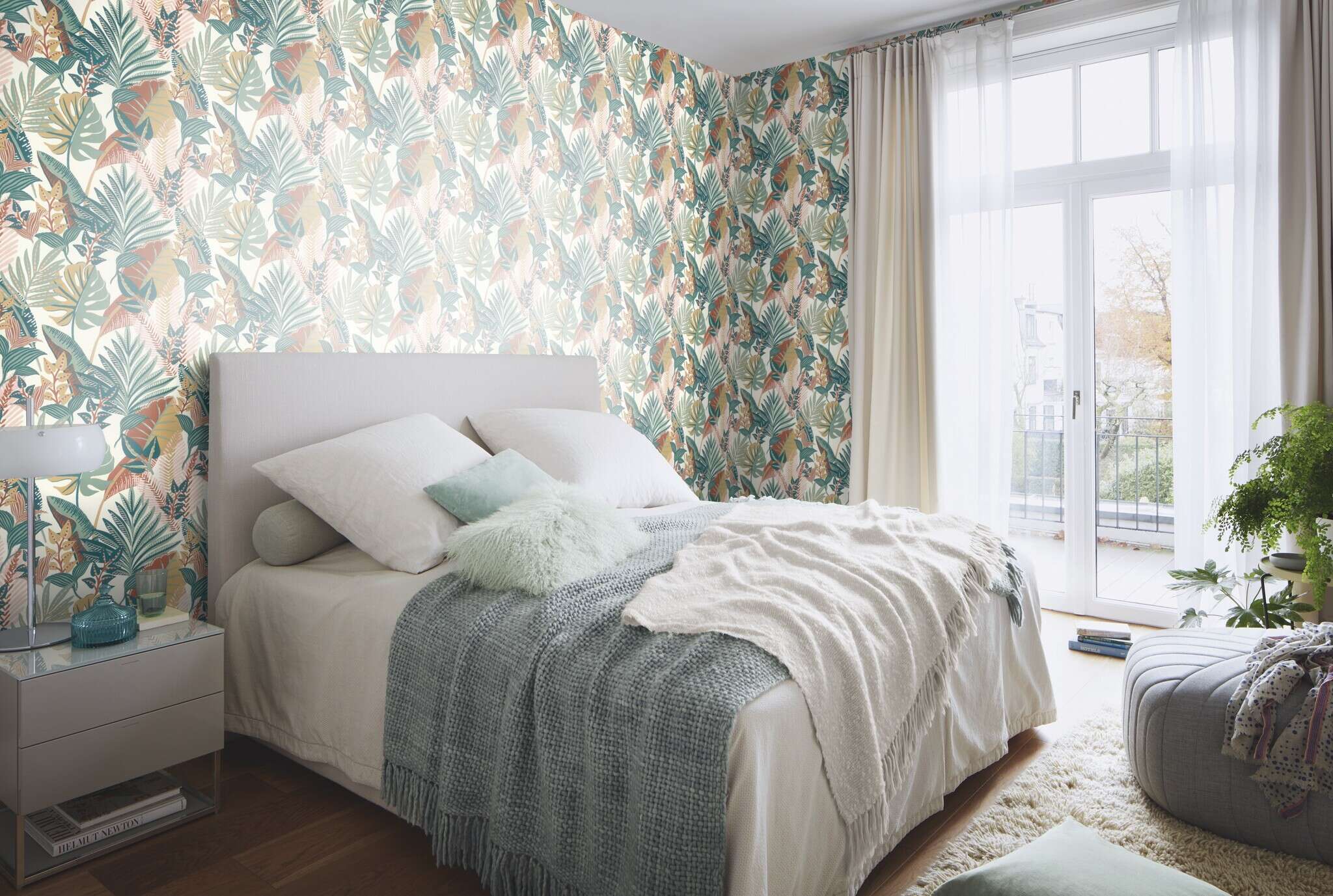 10-791624 Raumsituationen 2 Room with Colourful plant world in muted colours on a cream-white background