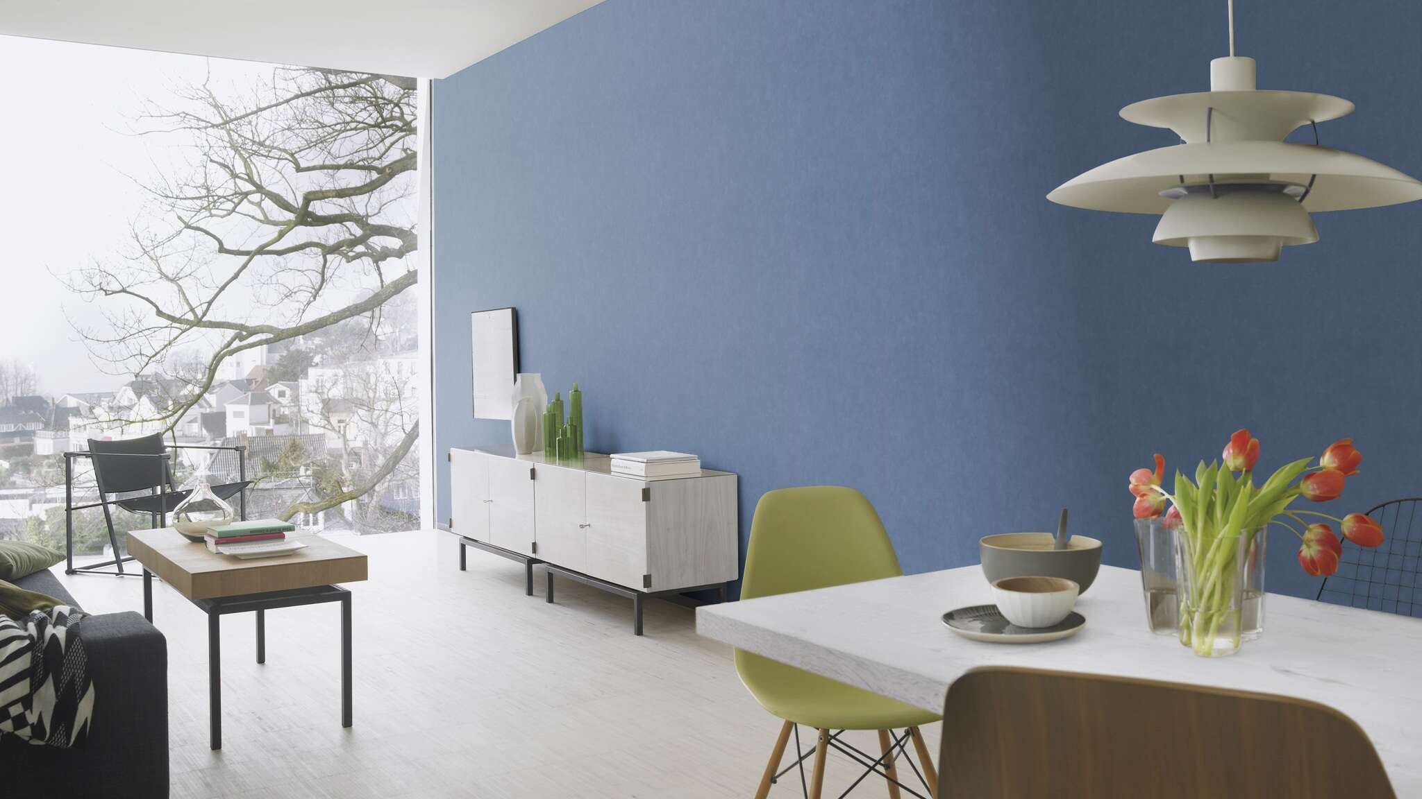 10-330090 Raumsituationen 2 Room with Strong wallpaper in rich denim blue with a fine textile texture – expressive and cosy.
