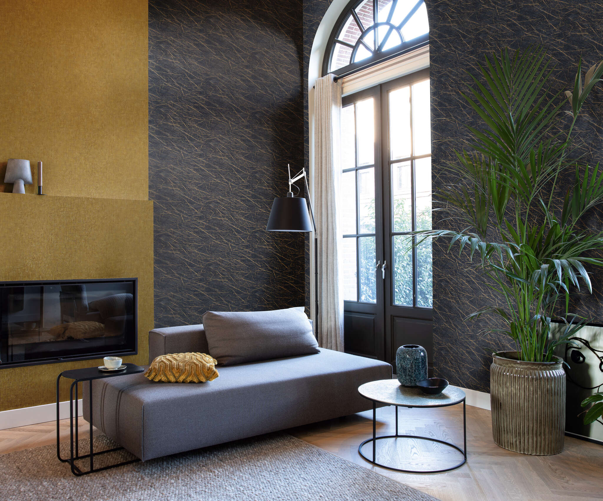 10-428964 Raumbilder 1 Room with Non-woven wallpaper in black marble look with irregular gold-coloured veining.