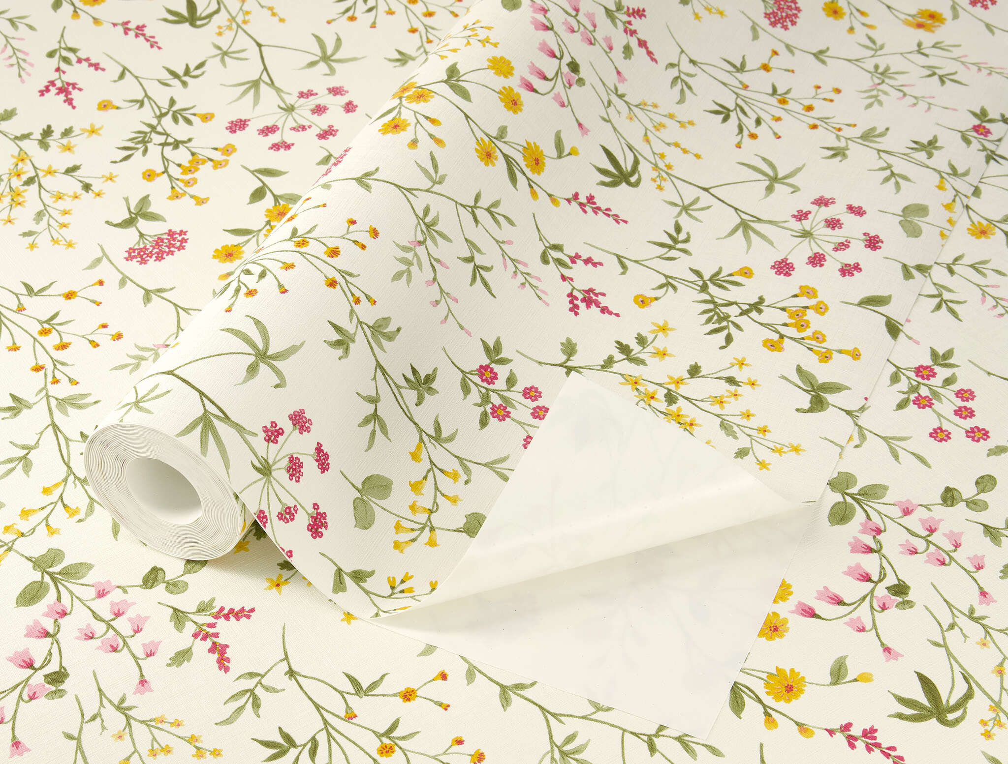 10-370317 Detailaufnahmen 3 Selbstklebende Tapete Blumen Daisy 370317 - Geblümte Tapete mit Wildblumen in Gelb, Rosa und Grün