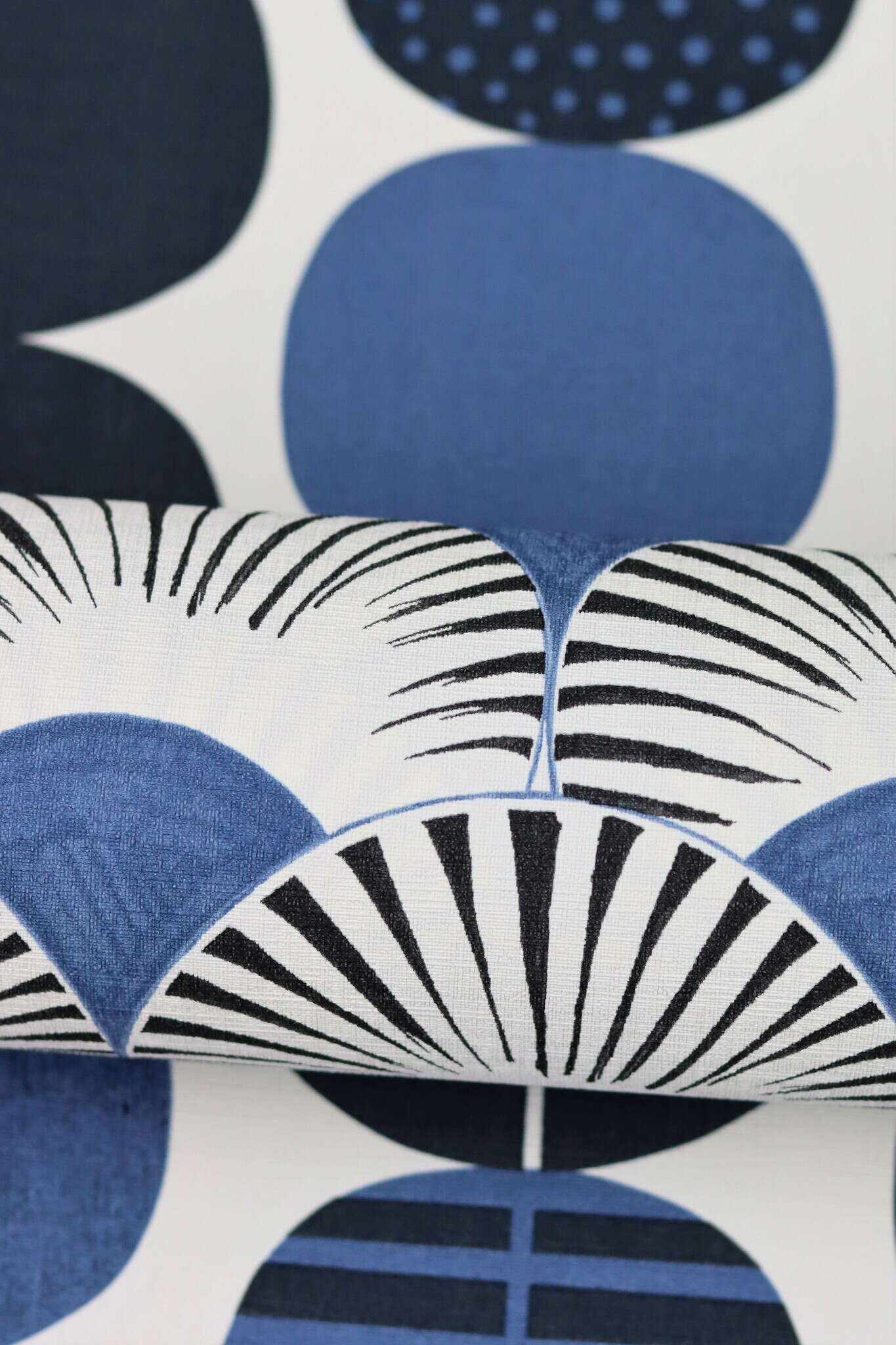 10-539745 Detailaufnahmen 10 Circles non-woven wallpaper in blue-dark blue Selection 539745