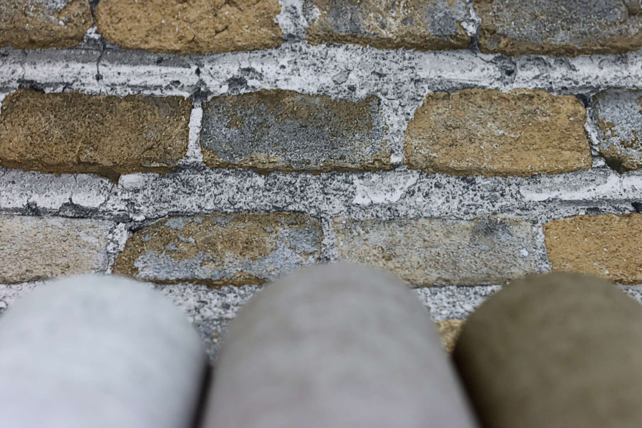 10-429237 Detailaufnahmen 35 Detailbild von Vliestapete mit strukturierter Oberfläche in hellgrauer Farbgebung.