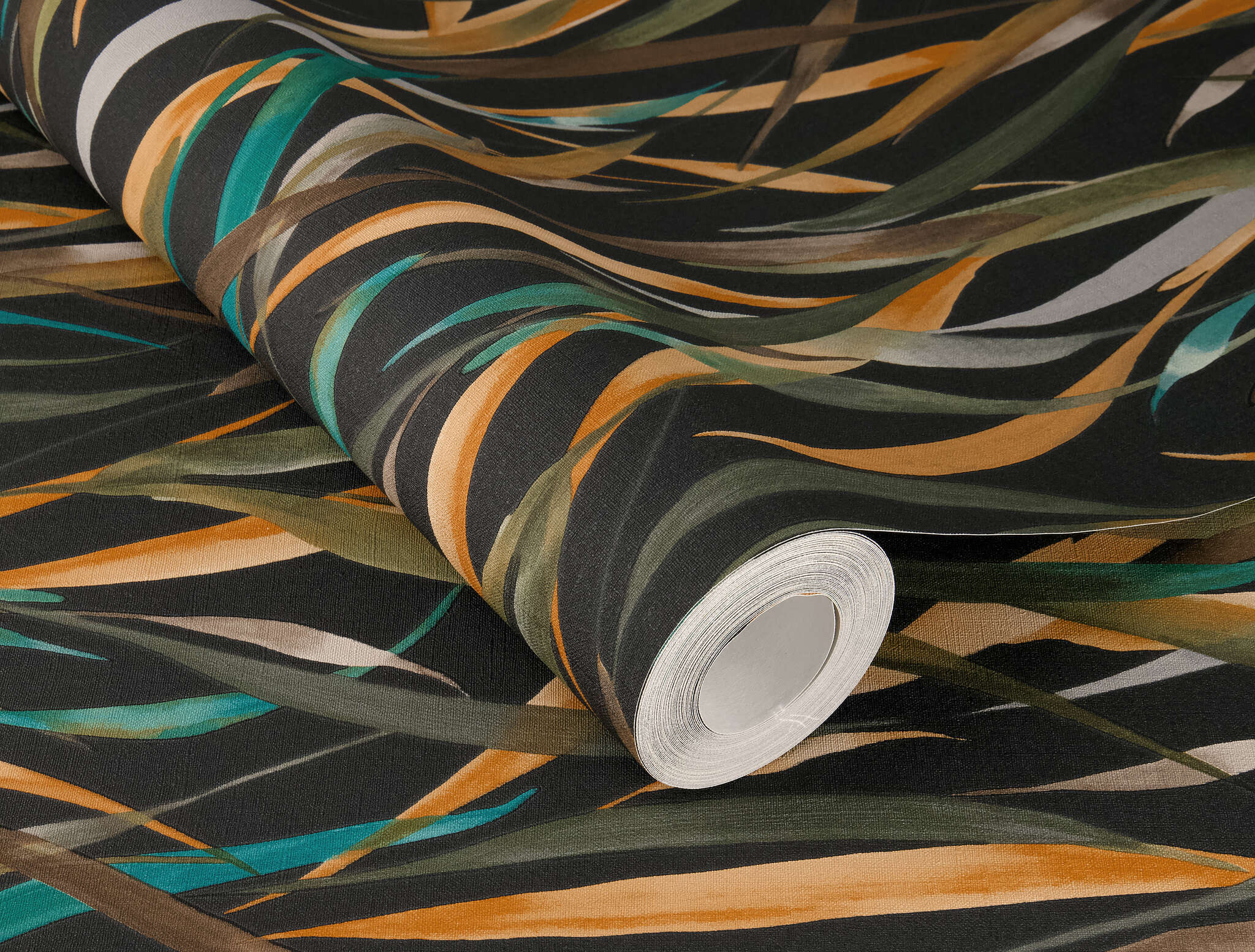 10-330250 Detailaufnahmen 1 Detailed image of Black background with grasses in orange, green and petrol – a modern eye-catcher with jungle flair.
