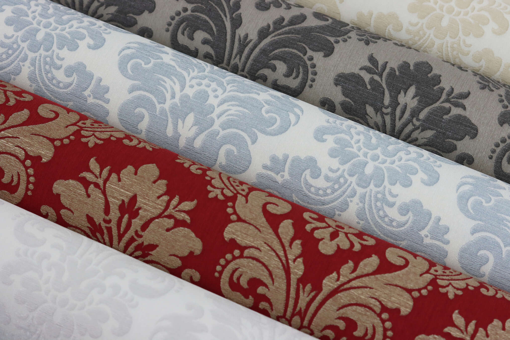 10-570540 Detailaufnahmen 1 Detailbild von Gold-braune Ornamente im klassichem Barockstil auf dunkerotem Hintergrund in Textil-Anmutung