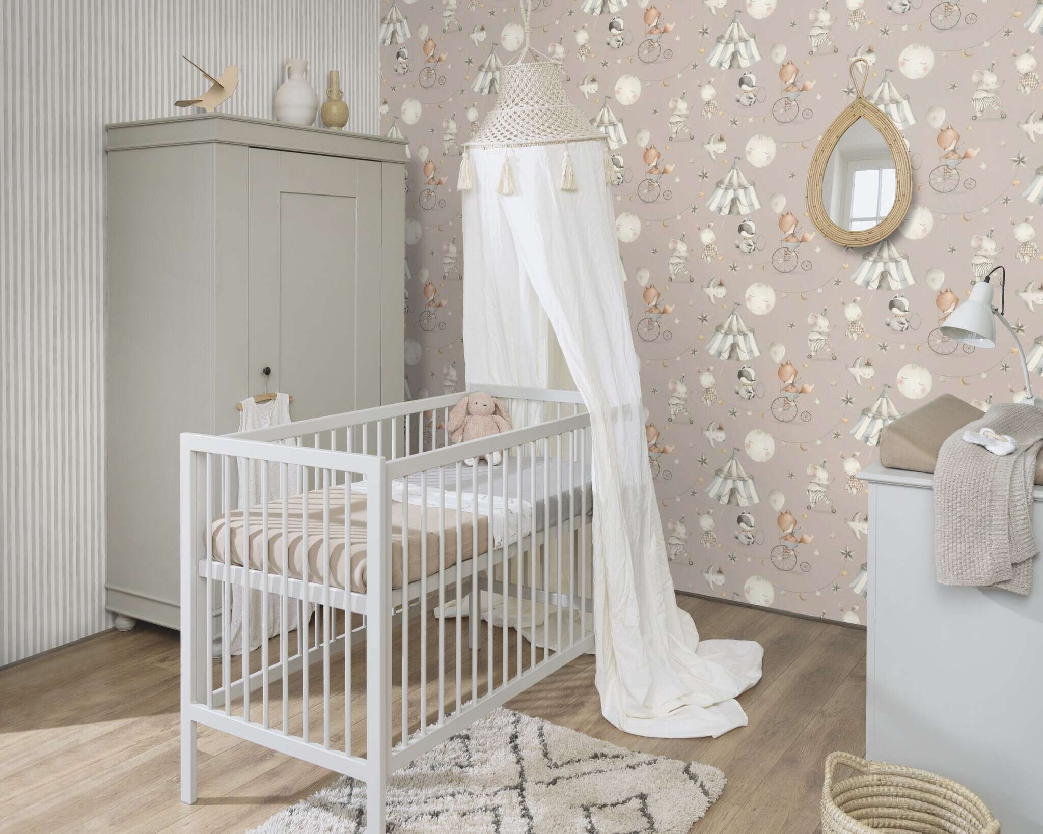 10-252767 Raumsituationen 4 Une chambre avec Papier peint à rayures subtiles en gris et blanc pour un intérieur classique