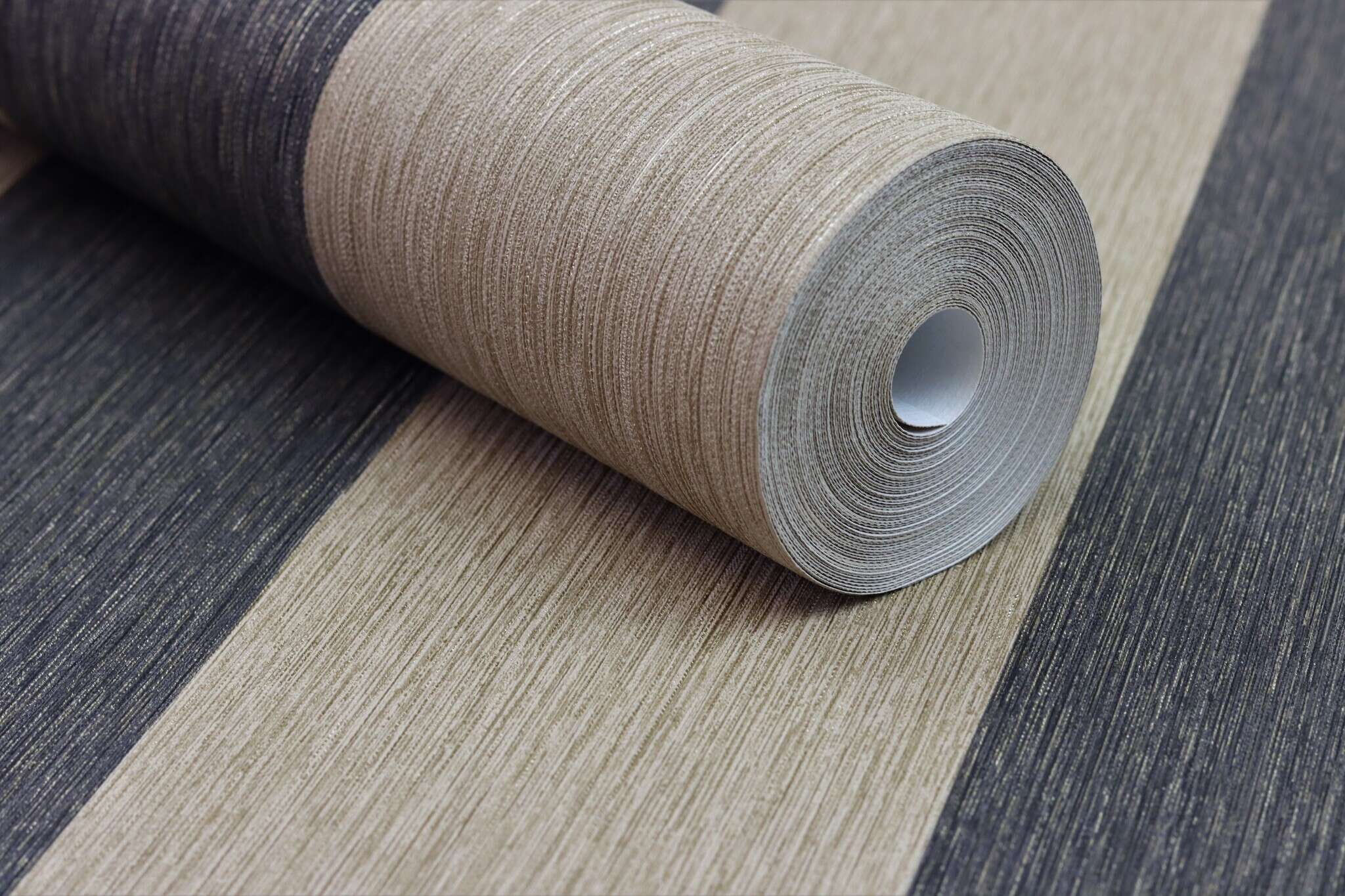 10-844030 Detailaufnahmen 3 Detailed image of Wallpaper with block stripes and grooved texture