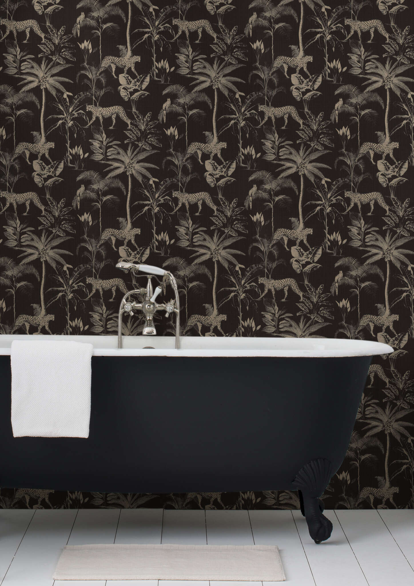 10-409031 Raumsituationen 1 Une chambre avec Papier peint non tissé foncé avec motif jungle exotique, léopards et palmiers dans un style vintage.