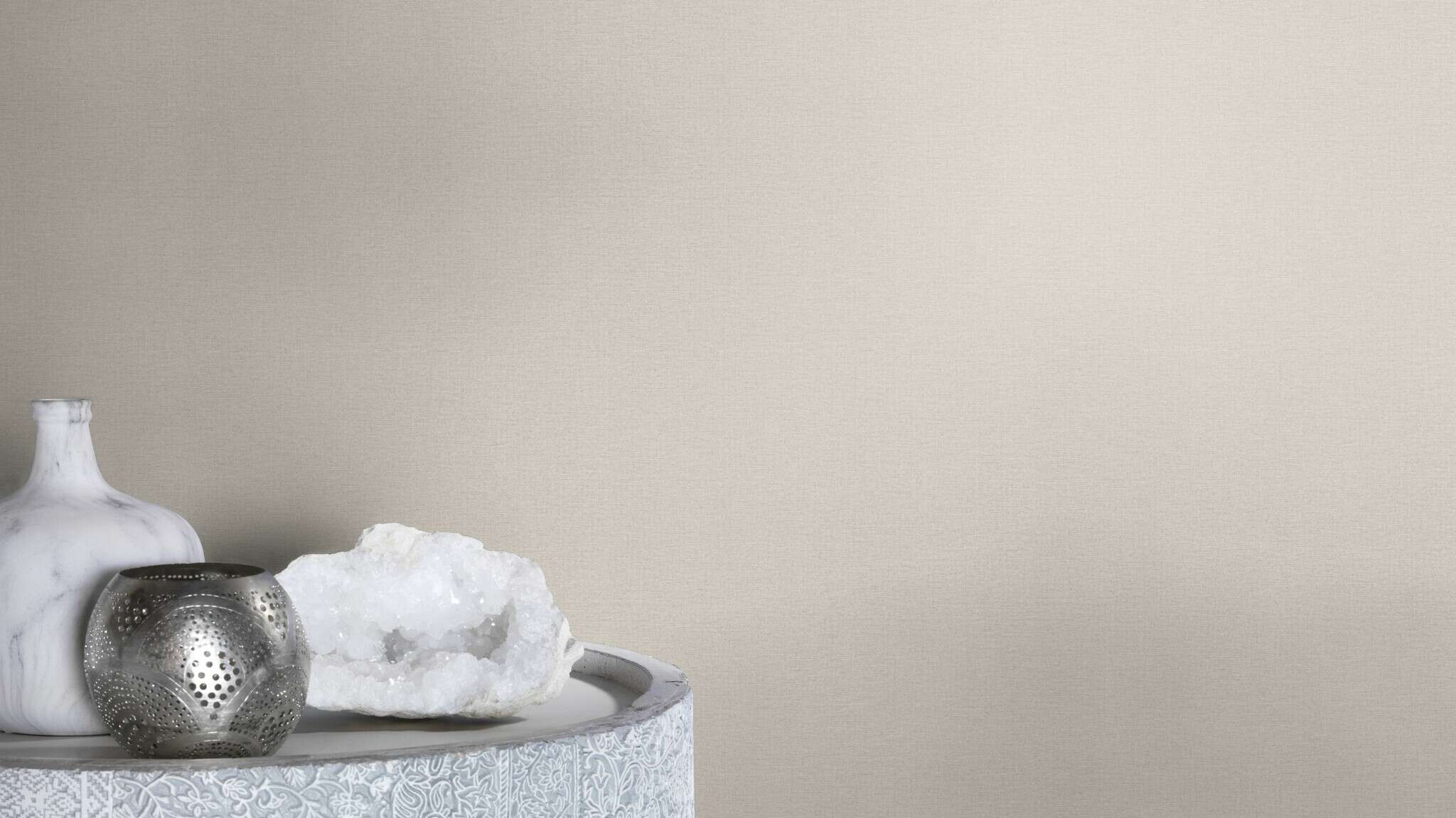 10-452013 Raumsituationen 2 Room with Subtle light beige wallpaper with a textile look and textile surface.