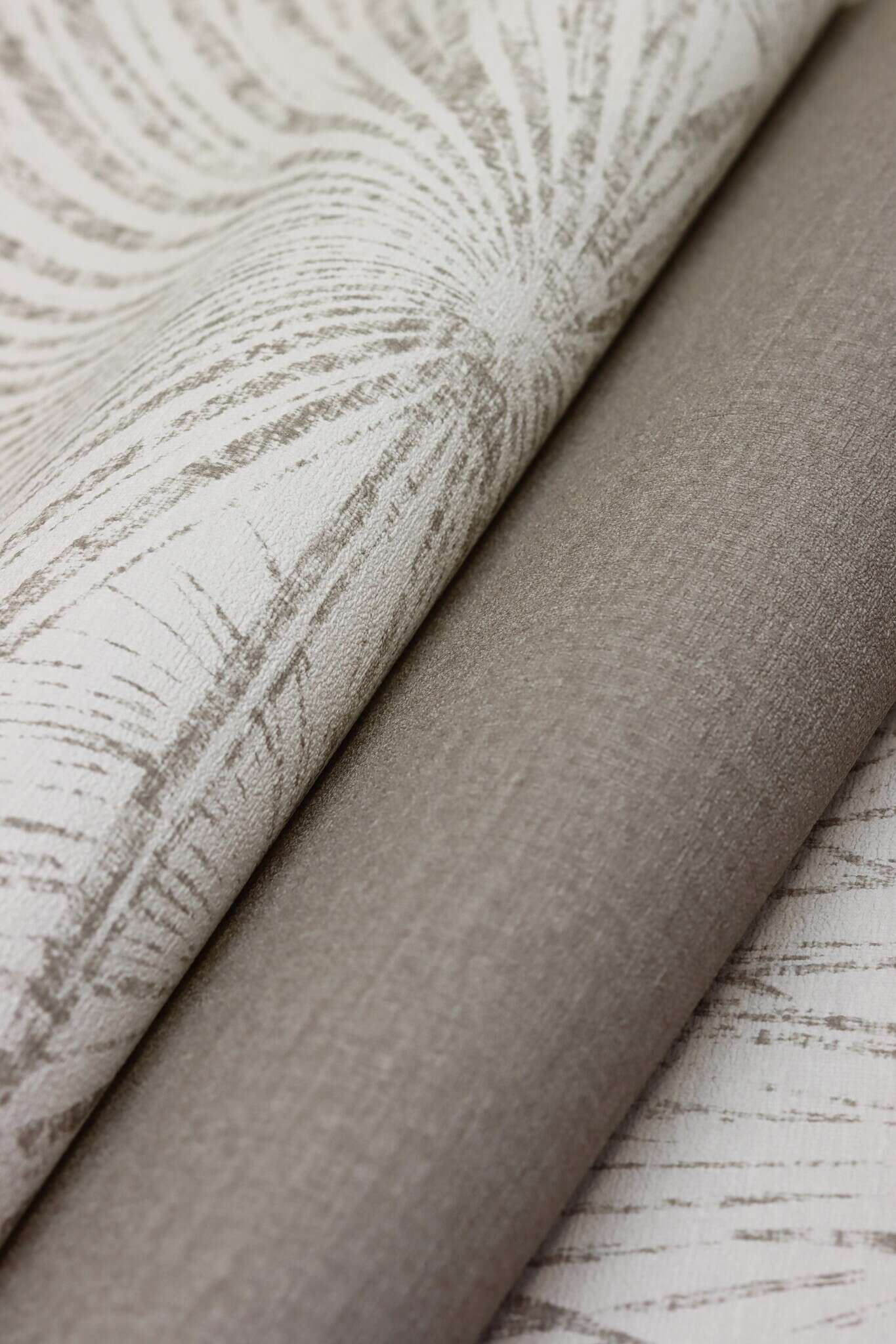 10-555721 Detailaufnahmen 15 Detailed image of Wallpaper with drawn palm fronds in shabby chic style