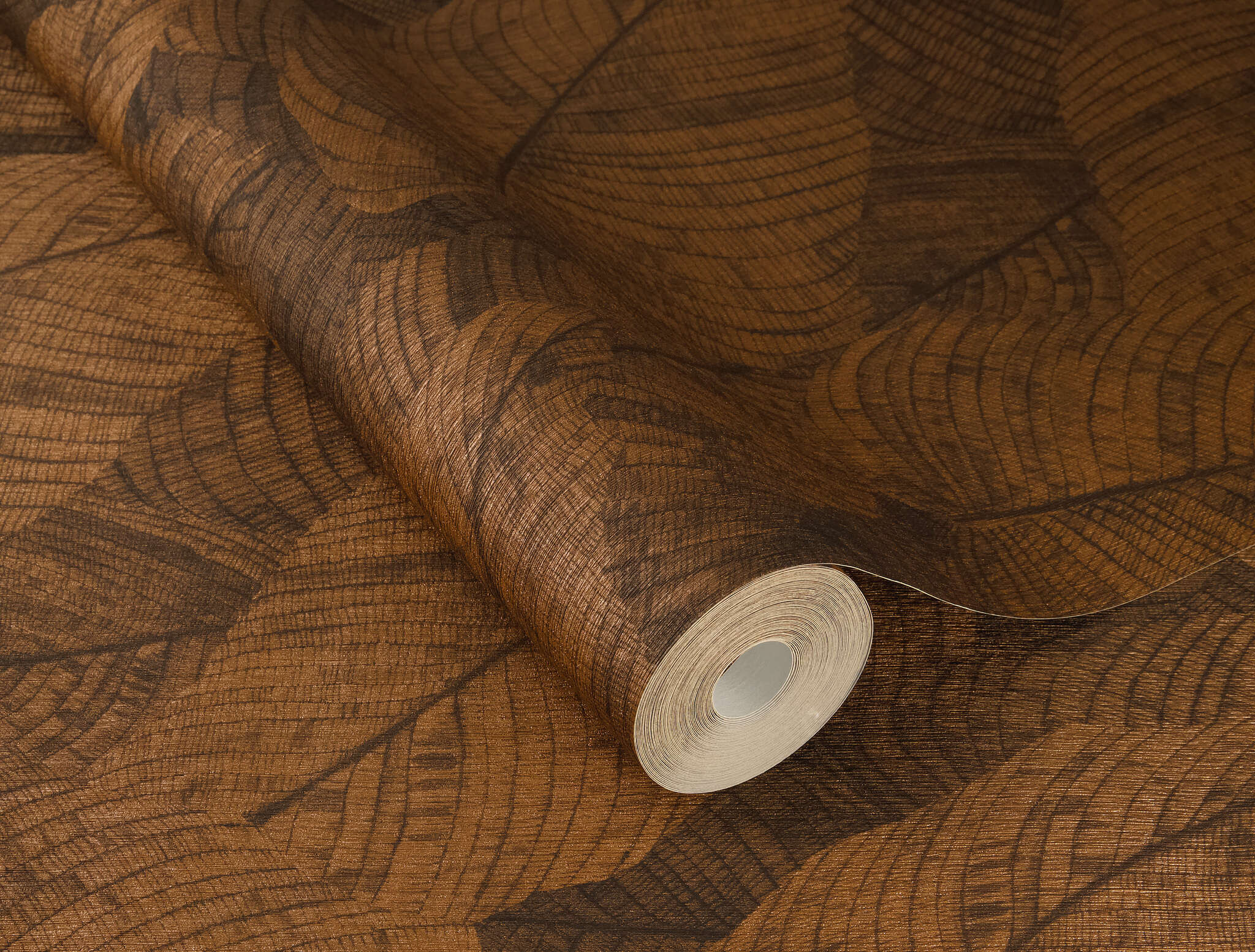 10-720563 Detailaufnahmen 1 Detailed image of Large, overlapping leaves in bronze with a drawn look and a subtle sheen